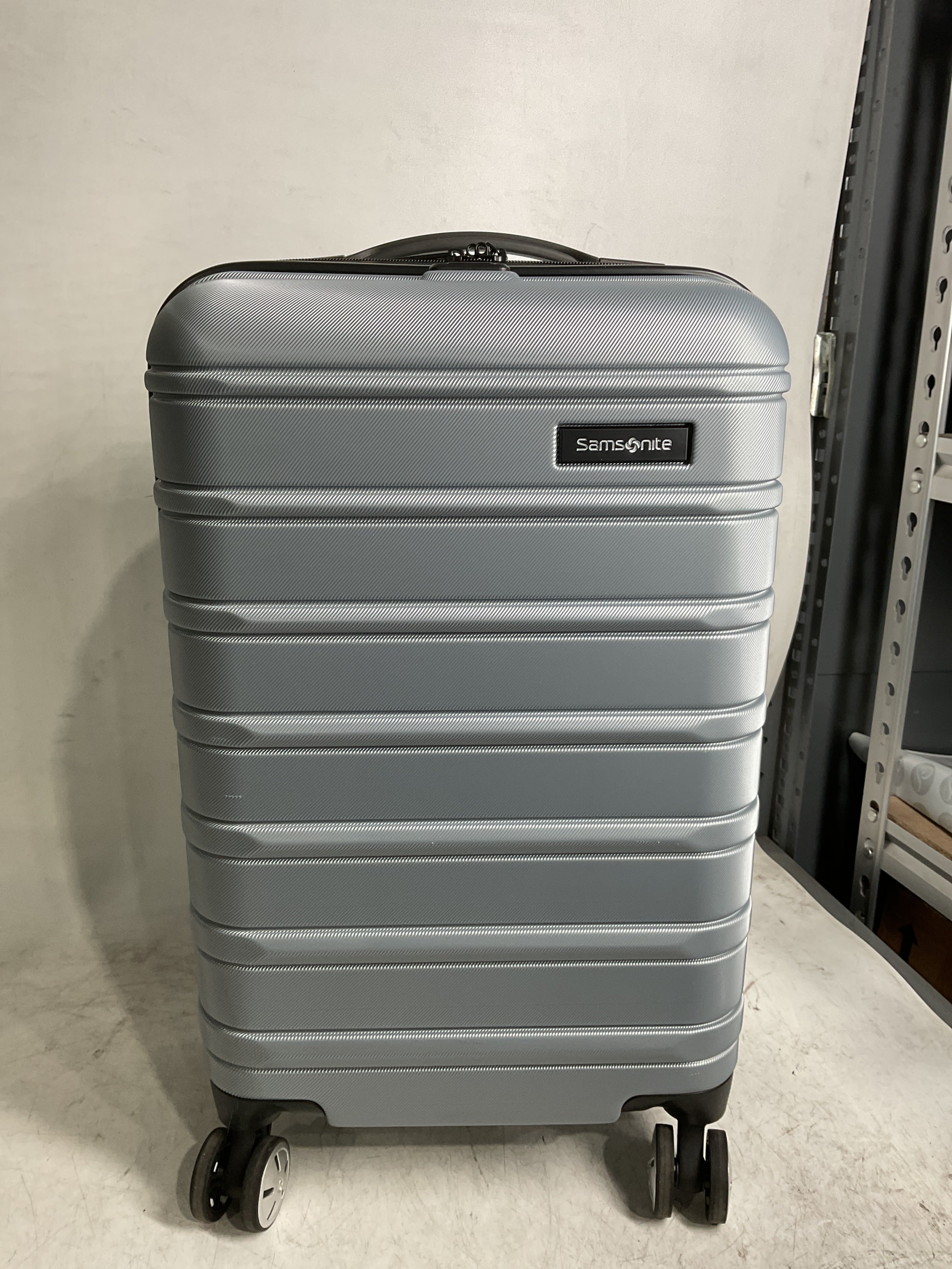 Samsonite Omni 2 International Carry-On Luggage with 360° Spinner Wheels - Scratch Resistant Hardshell - TSA, Airline-Approved - Expandable Polycarbonate Shell for Lightweight Travel - Artic Silver Arctic Silver Carry-on Spinner U1