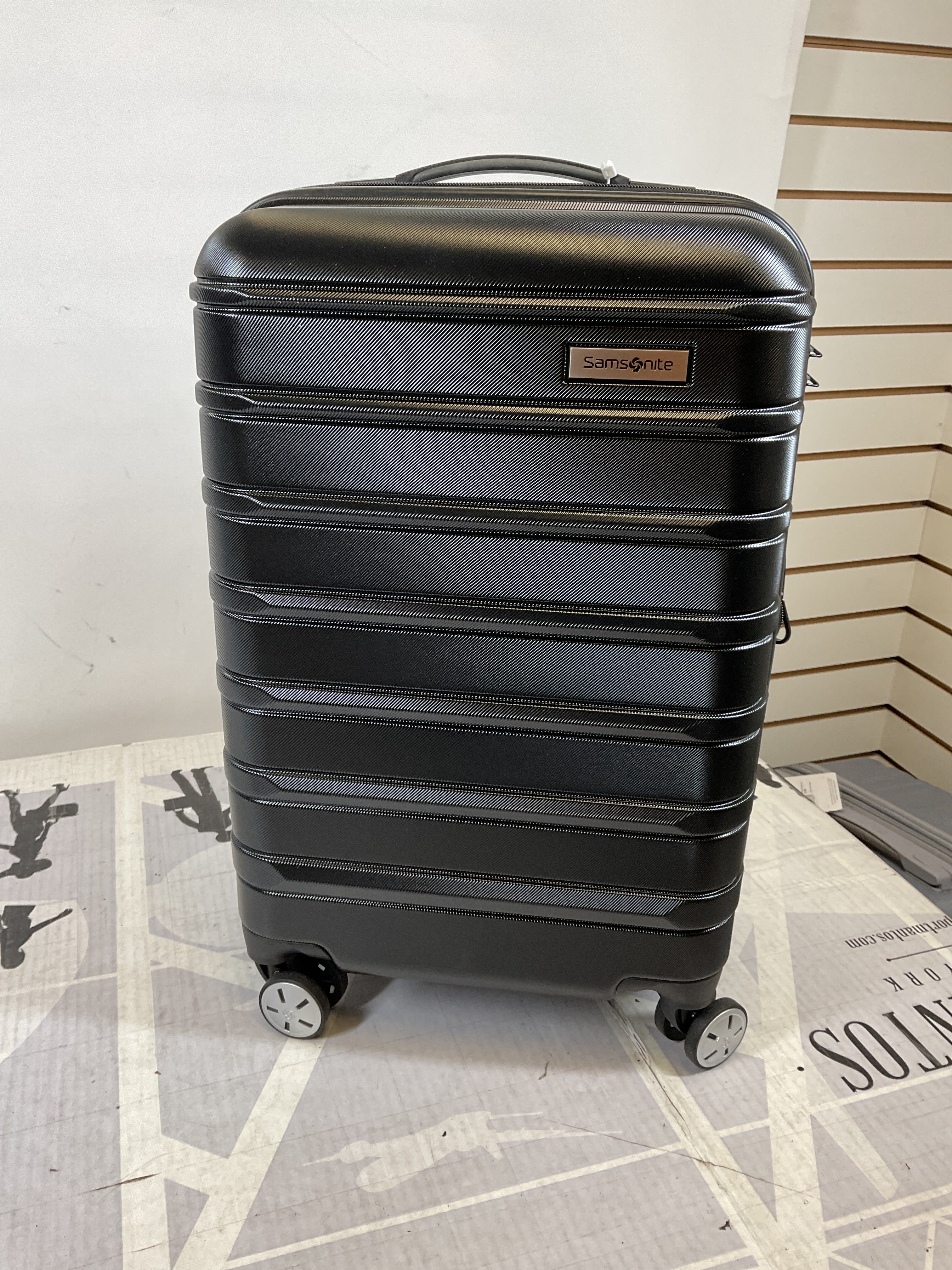 Samsonite Omni 2 Domestic Carry-On Luggage - 22x14x9 Airline-Approved - Features Expandable Polycarbonate Shell, 360° Wheels, TSA Lock - Amazon Exclusive -Midnight Black MIDNIGHT BLACK Domestic Carry-on U1