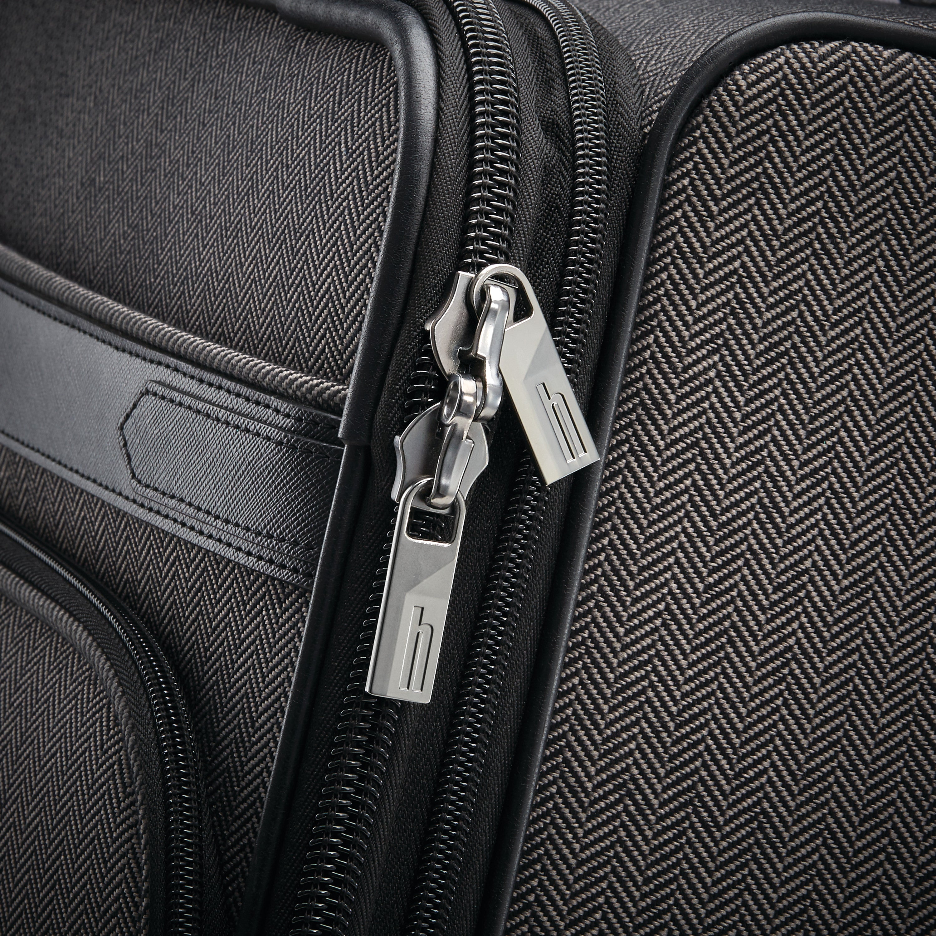 Hartmann Herringbone Deluxe Extended Journey Expandable Spinner ( Black Herringbone , One Size ) Black Herringbone One Size U2