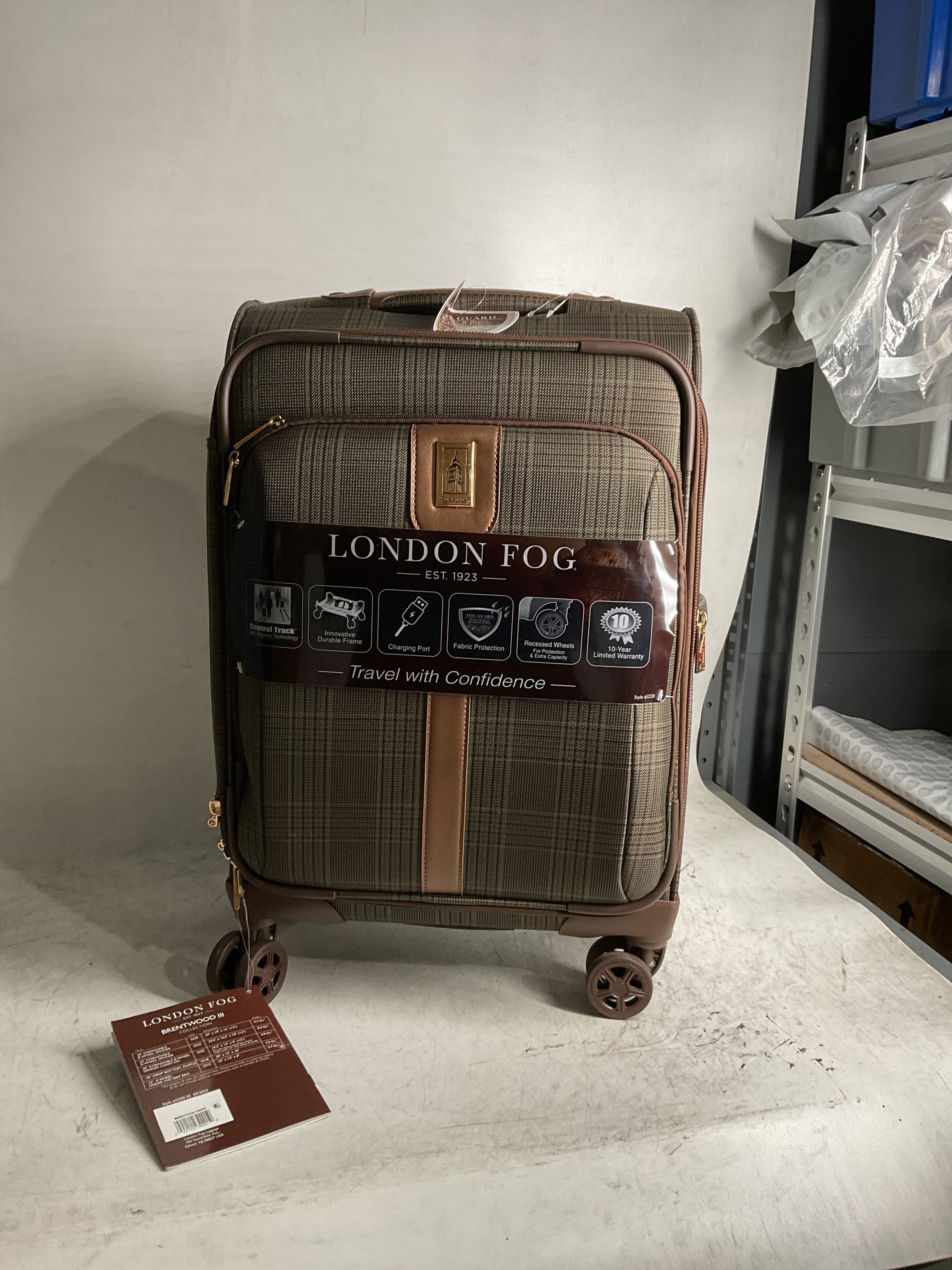 London Fog Brentwood III 20" Expandable Spinner Carry-on, Olive Olive  U1