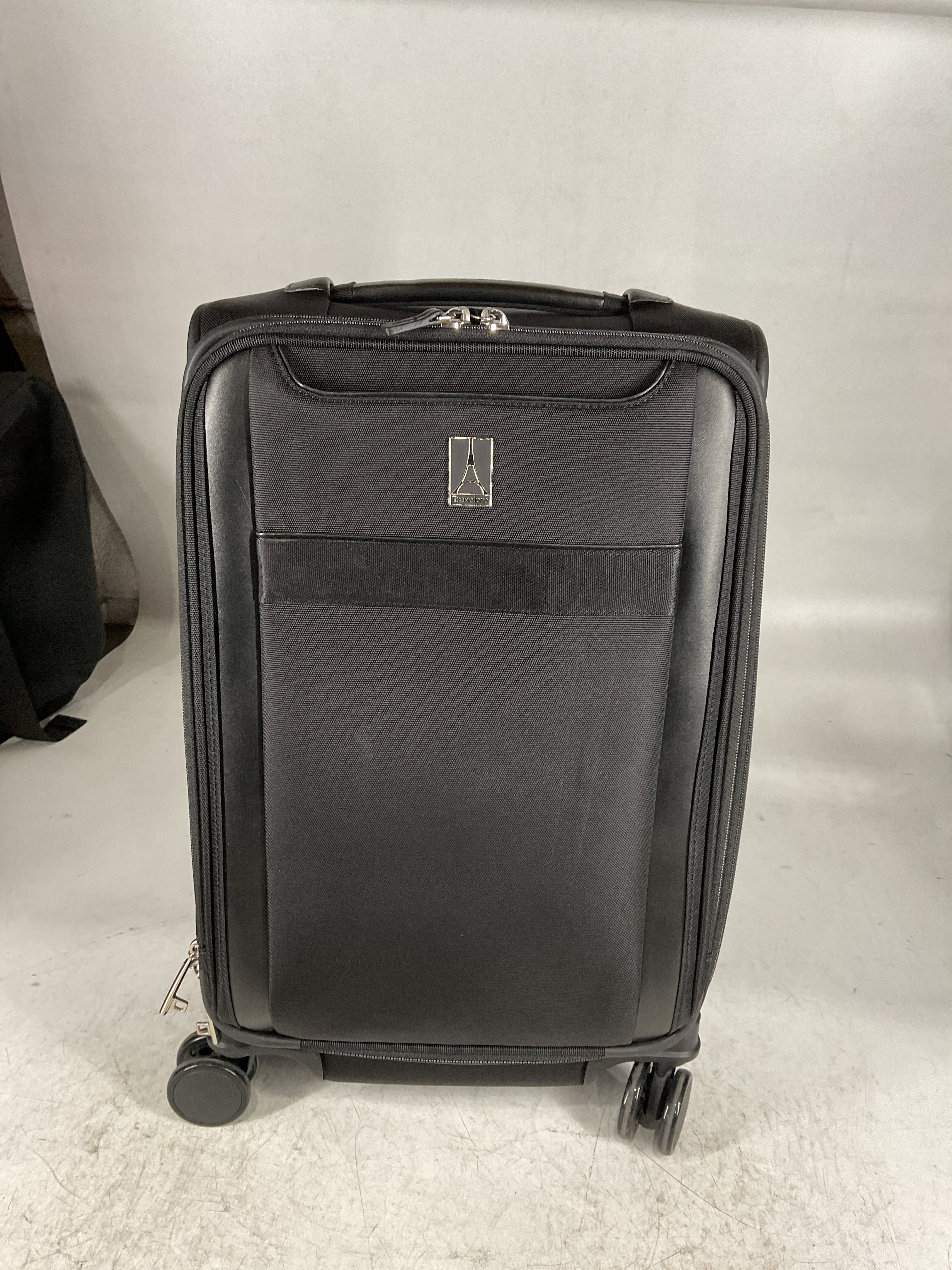Travelpro VersaPack+ Lightweight Softside Expandable Carry on Luggage, 8 Spinner Suitcase, TSA Lock, Men and Women, Carry On 21-Inch, Black Black Carry On U2
