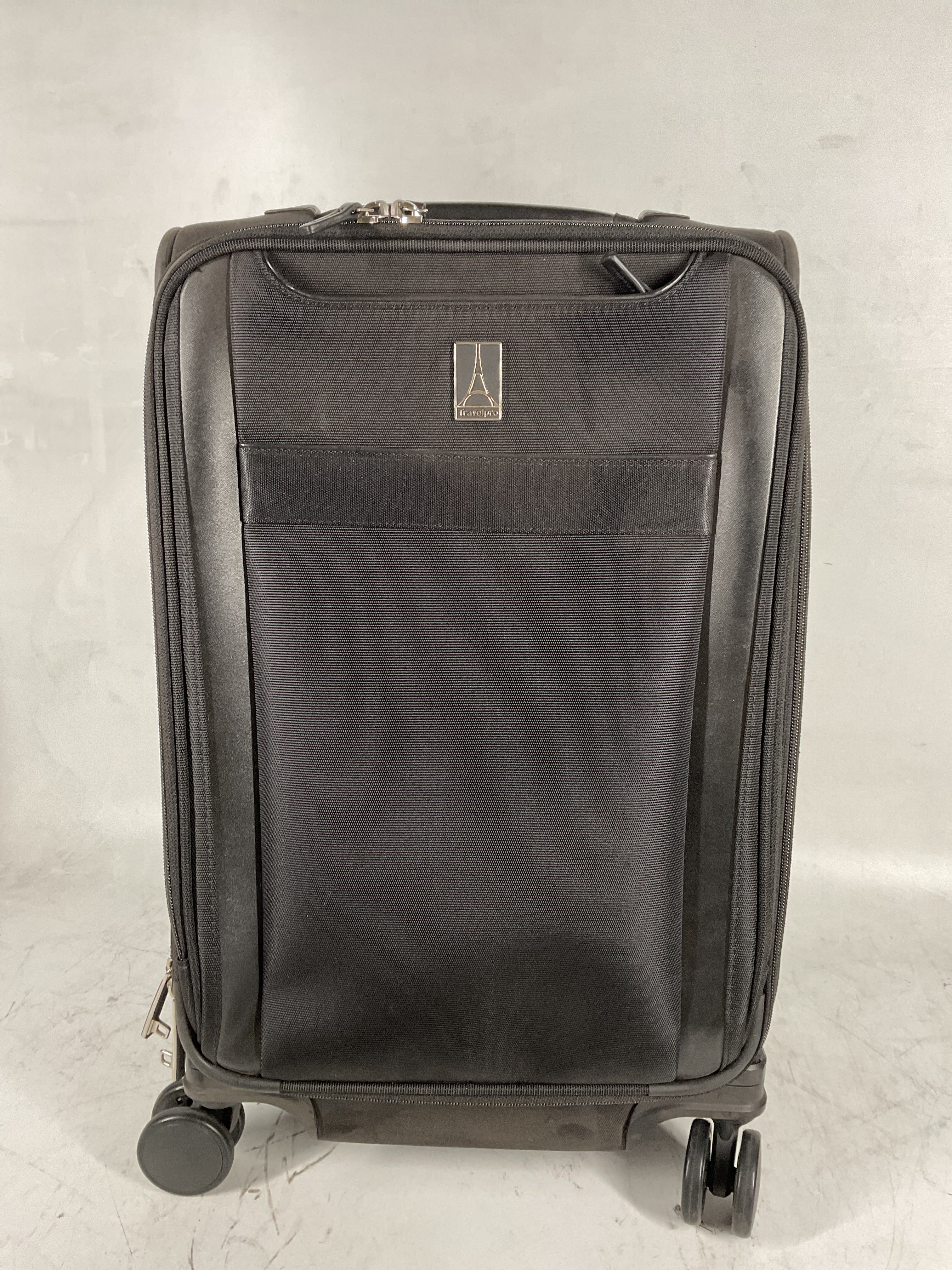 Travelpro VersaPack+ Lightweight Softside Expandable Carry on Luggage, 8 Spinner Suitcase, TSA Lock, Men and Women, Carry On 21-Inch, Black Black Carry On U3