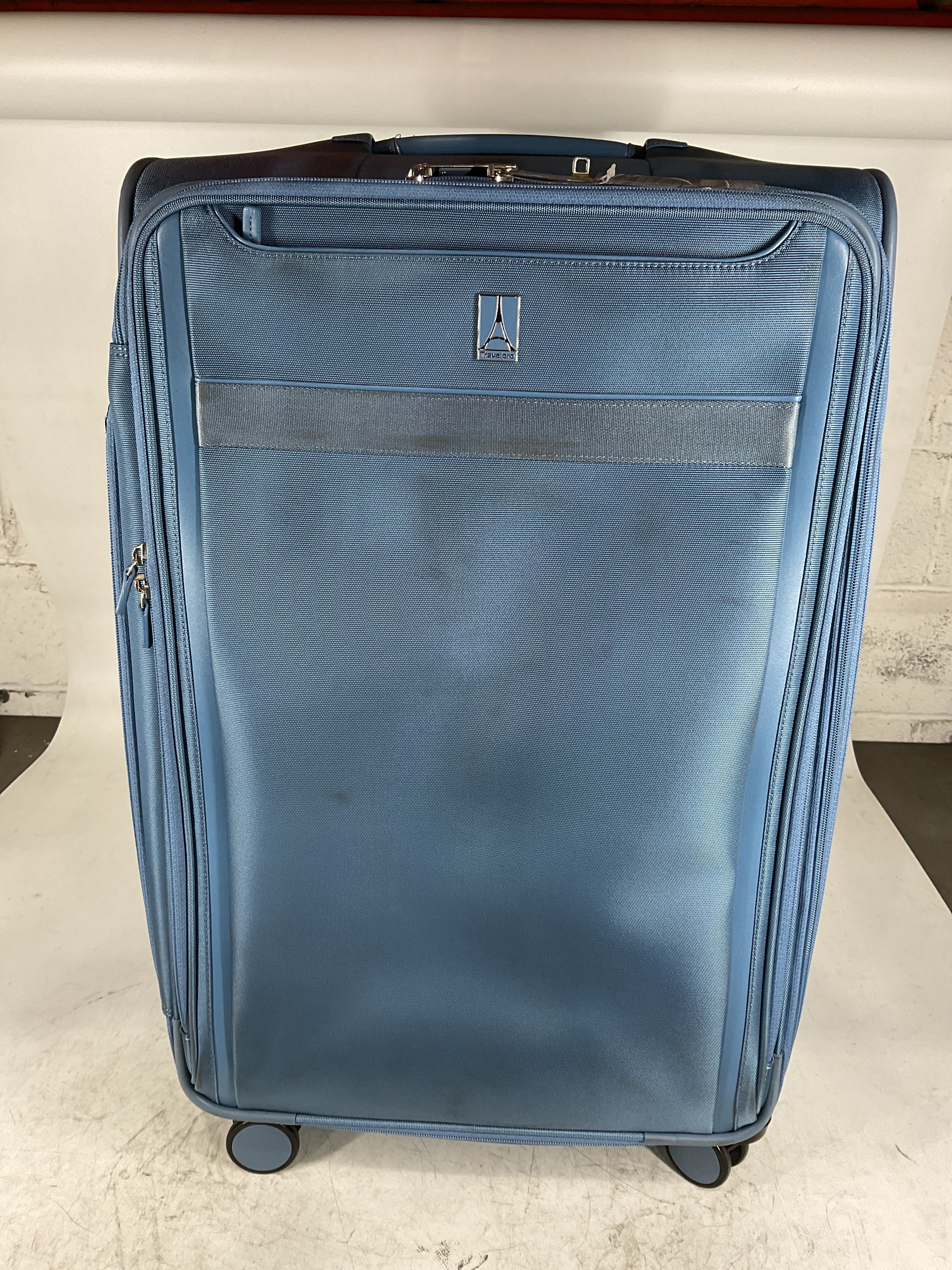 Travelpro VersaPack+ Lightweight Softside Expandable Checked Luggage, 8 Spinner Suitcase, TSA Lock, Men and Women, Checked Large 29-Inch, Elemental Blue U1