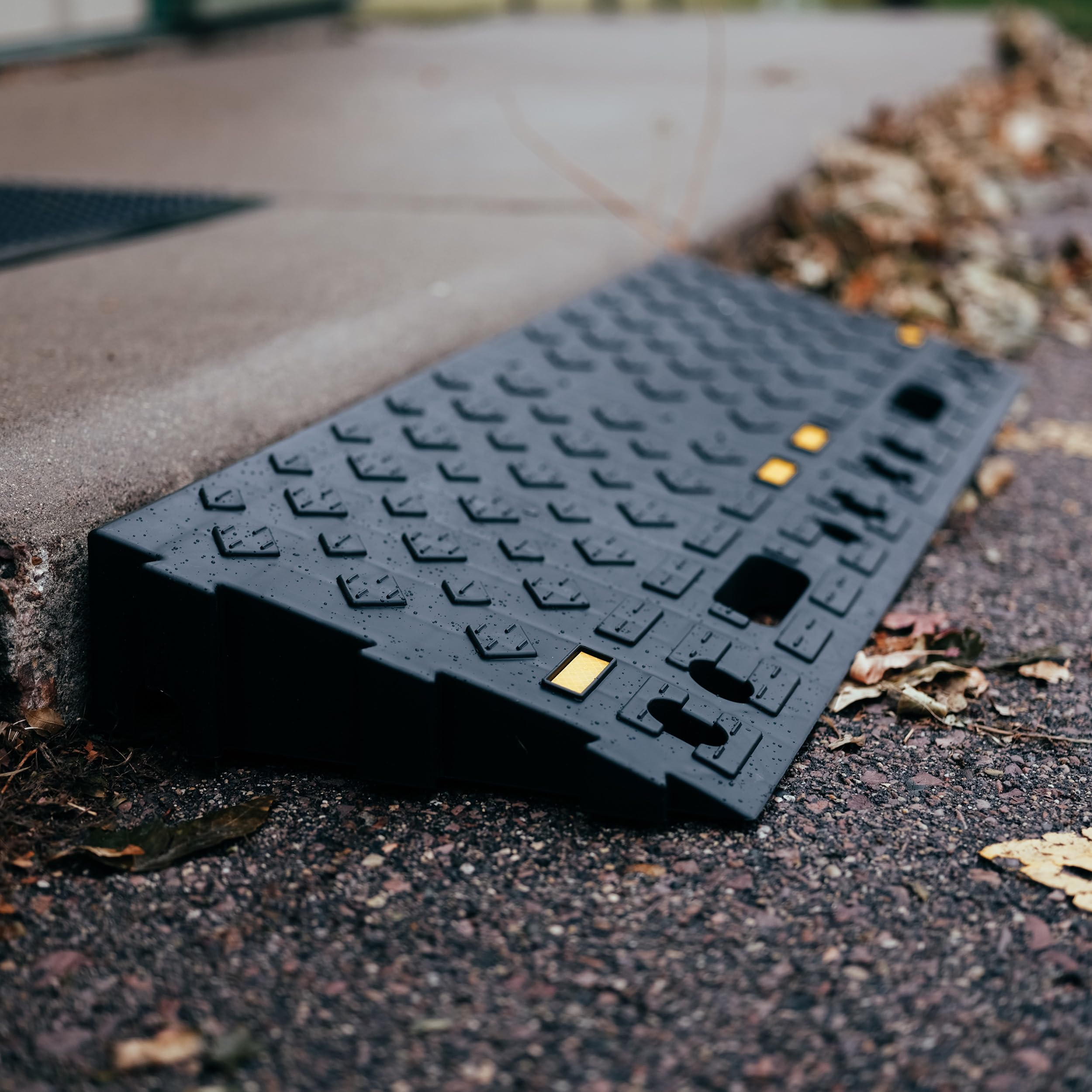 BISupply Rubber Curb Ramp 4 Inch Rise Wedge Set - 2pk Car Ramps Interlocking Curb Ramps for Driveway and Sidewalk U2