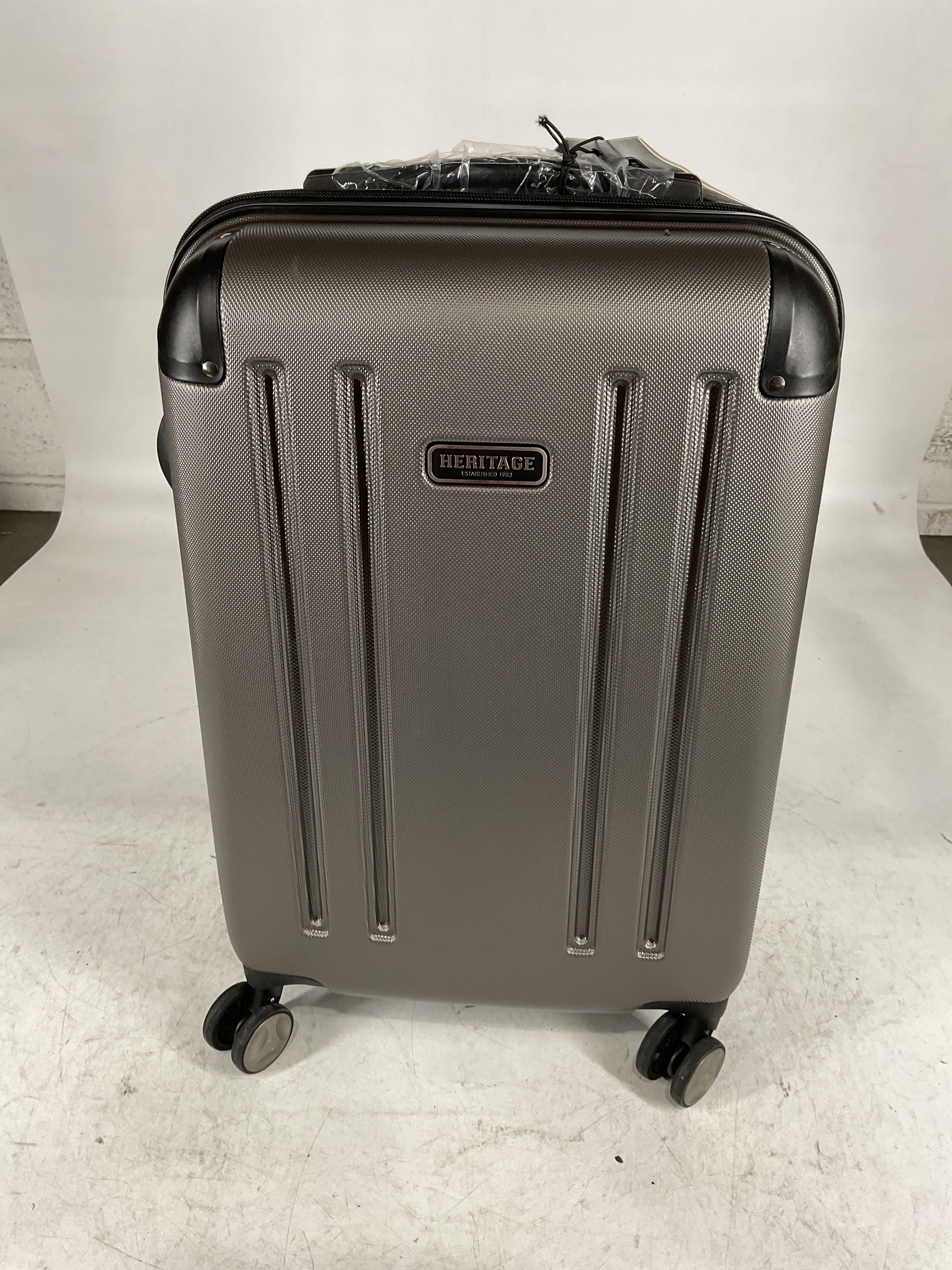 Heritage Travelware O'Hare 20" Hardside Expandable 8-Wheel Spinner Carry-on Luggage, Silver U1