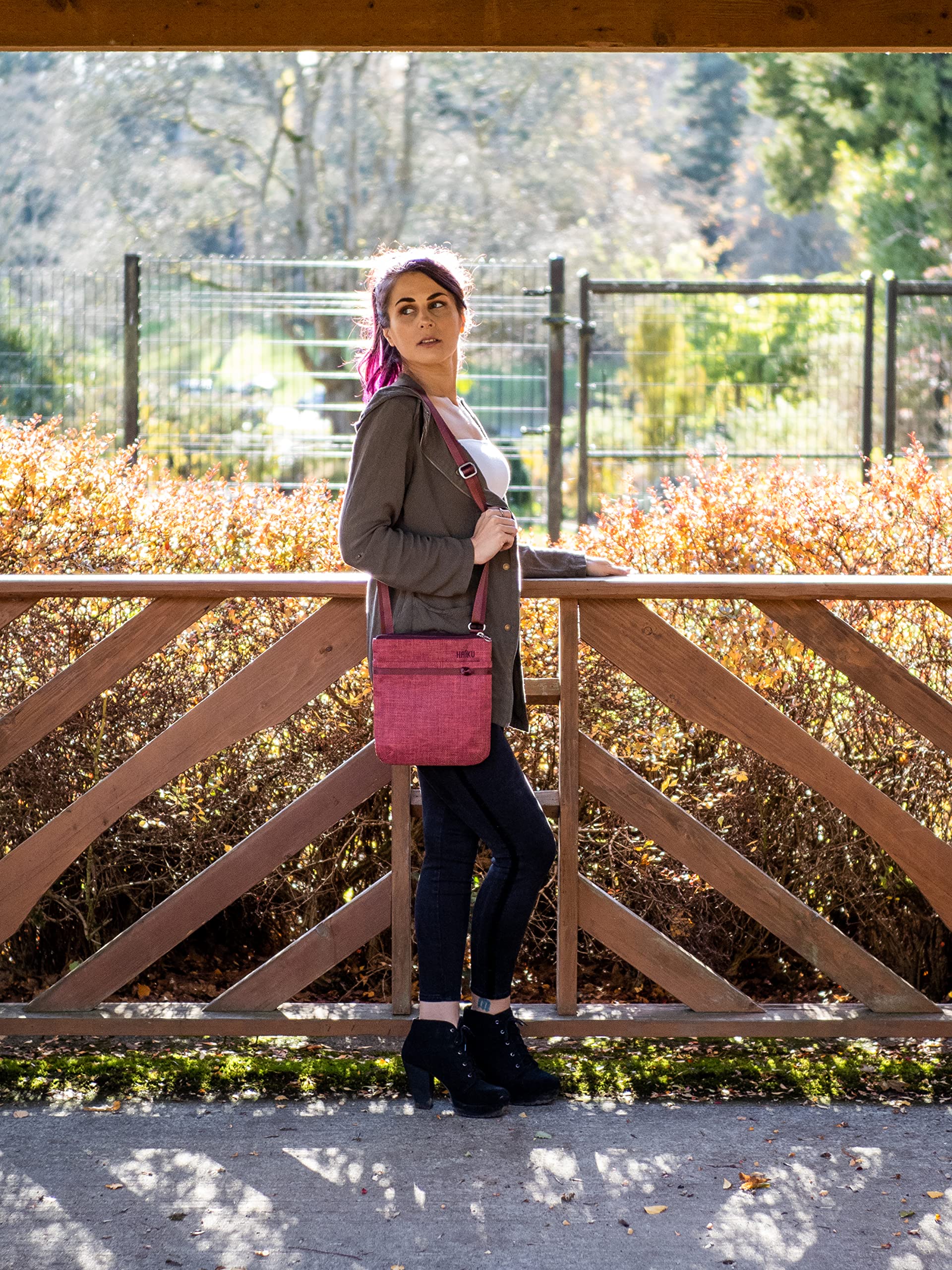 Haiku Revel Poppy Berry One Size U2