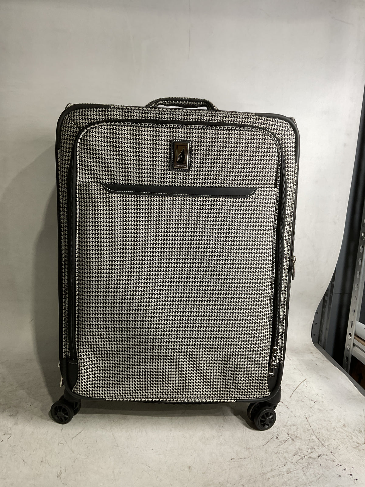 LONDON FOG Cambridge II Softside Expandable Spinner Luggage, Black White Houndstooth, Checked-Medium 25-Inch Black White Houndstooth Checked-Medium 25-Inch U1