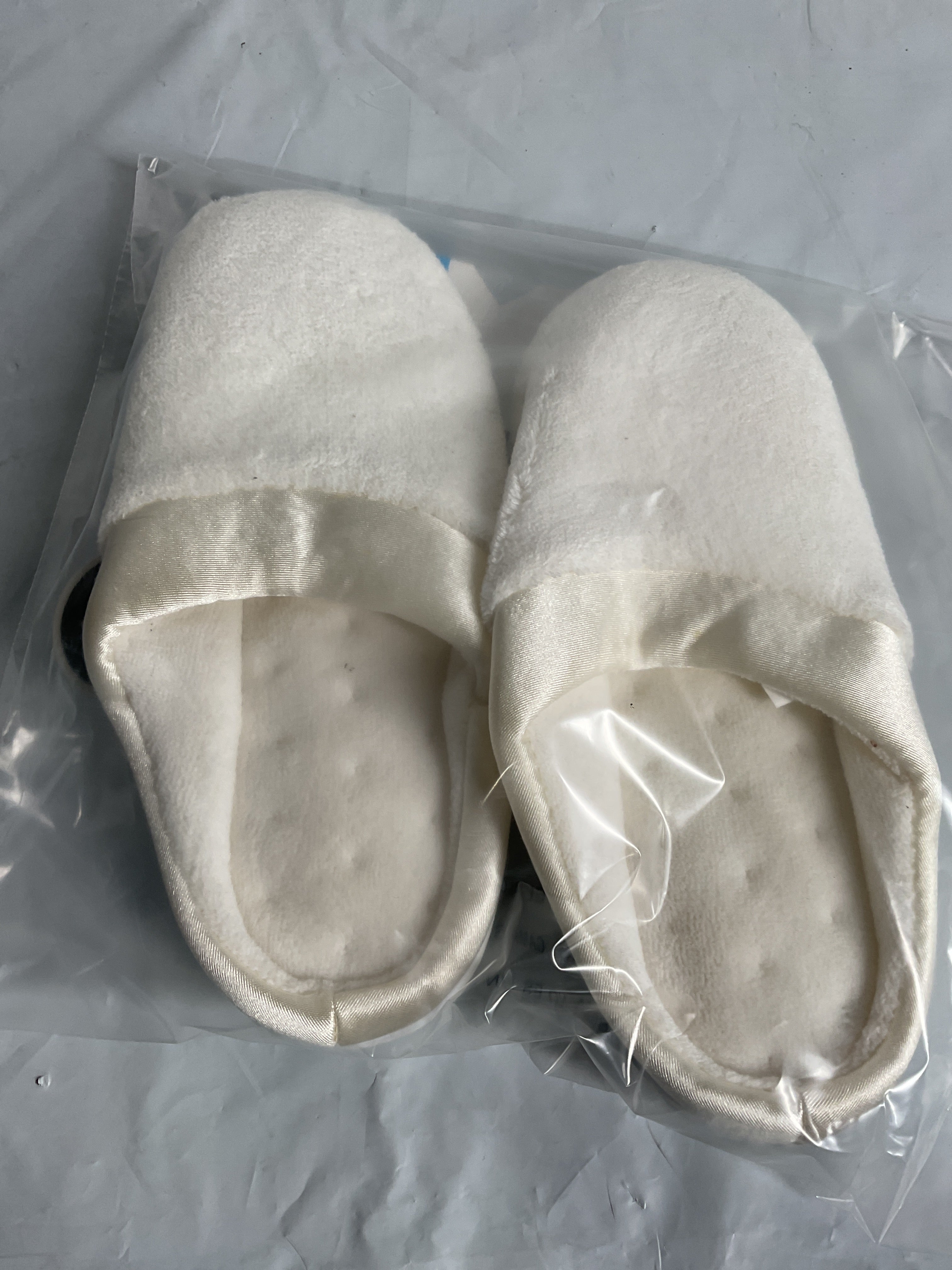 isotoner Women's Microterry PillowStep Satin Cuff Clog Slippers, White, 6.5-7 B(M) US White 6.5-7 U1