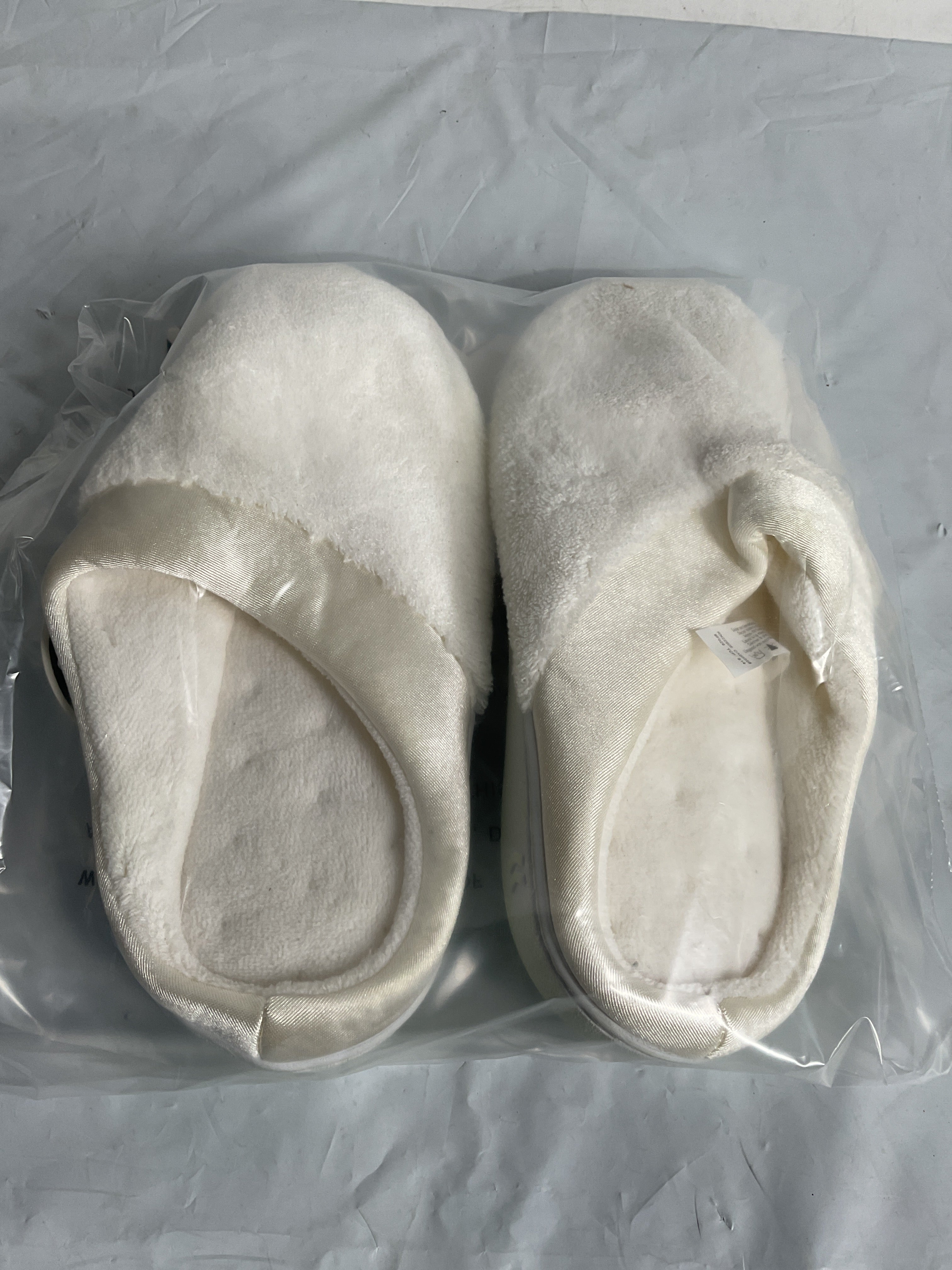 isotoner Women's Microterry PillowStep Satin Cuff Clog Slippers, White, 5.5-6 B(M) US White 5-6 U2