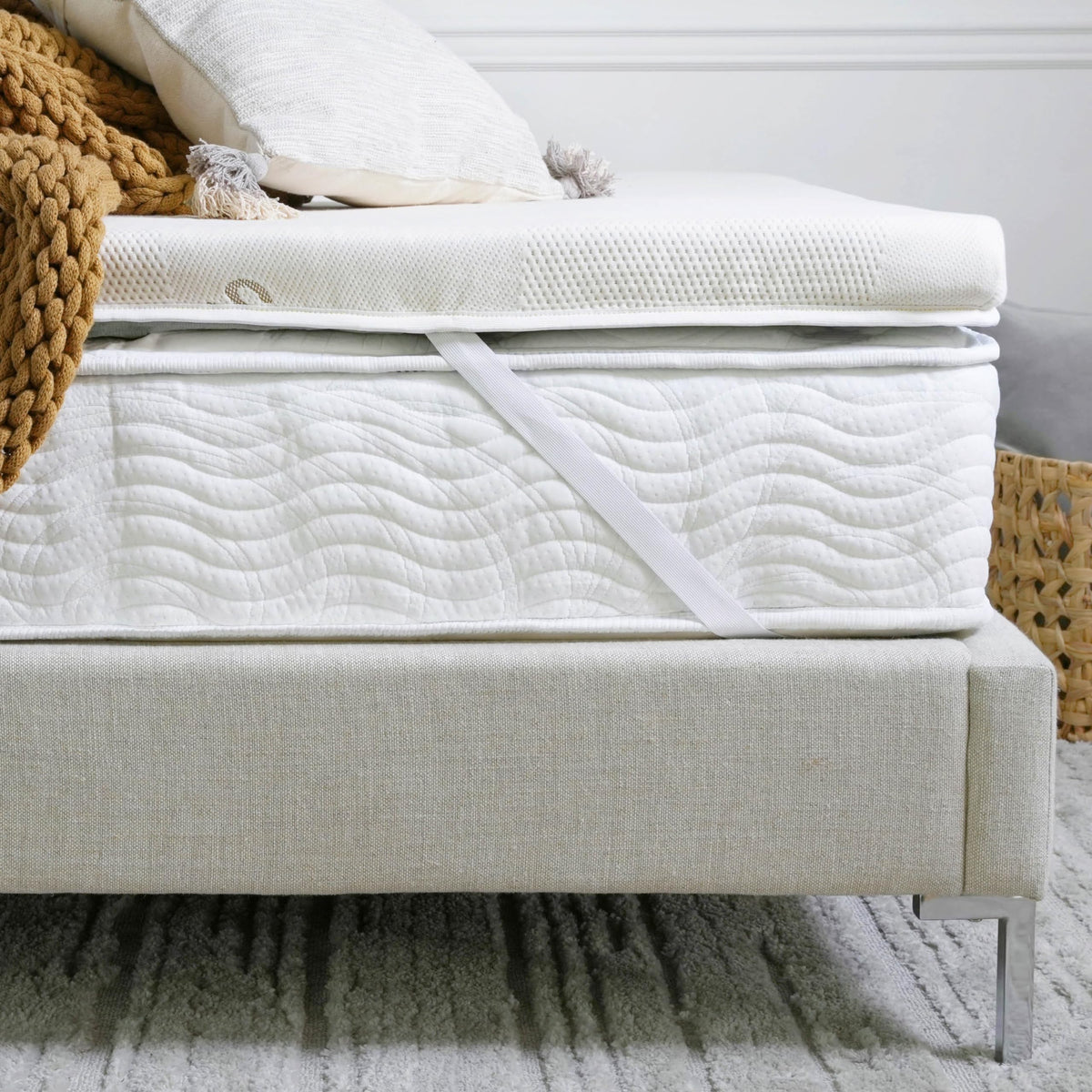 Saatva Graphite Memory Foam Mattress Topper - 3” Memory Foam Layer - Enhanced Comfort & Cooling - Queen White Queen U1