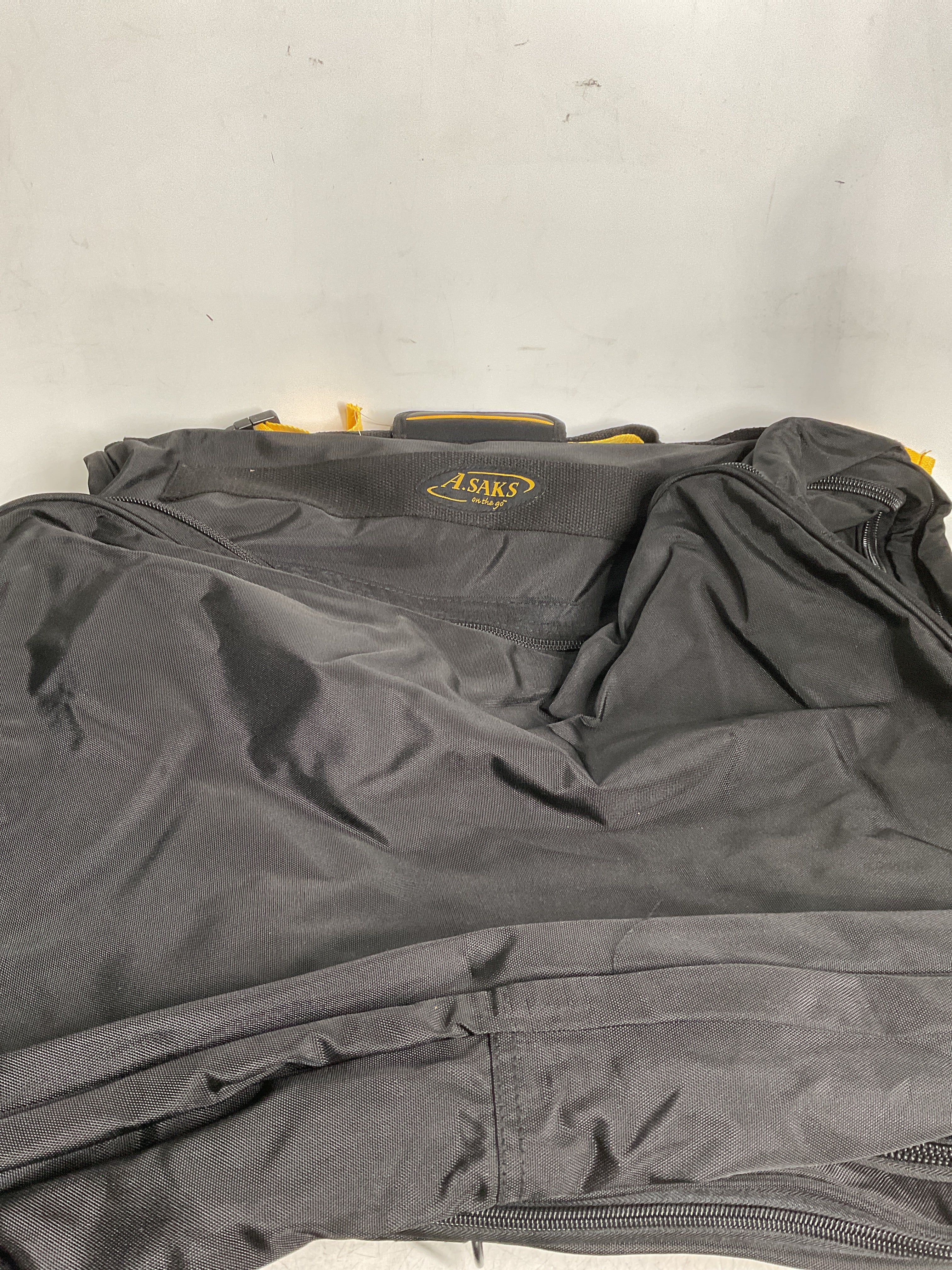A.Saks EXPANDABLE Garment Bag ( Black , One Size ) Black One Size U13