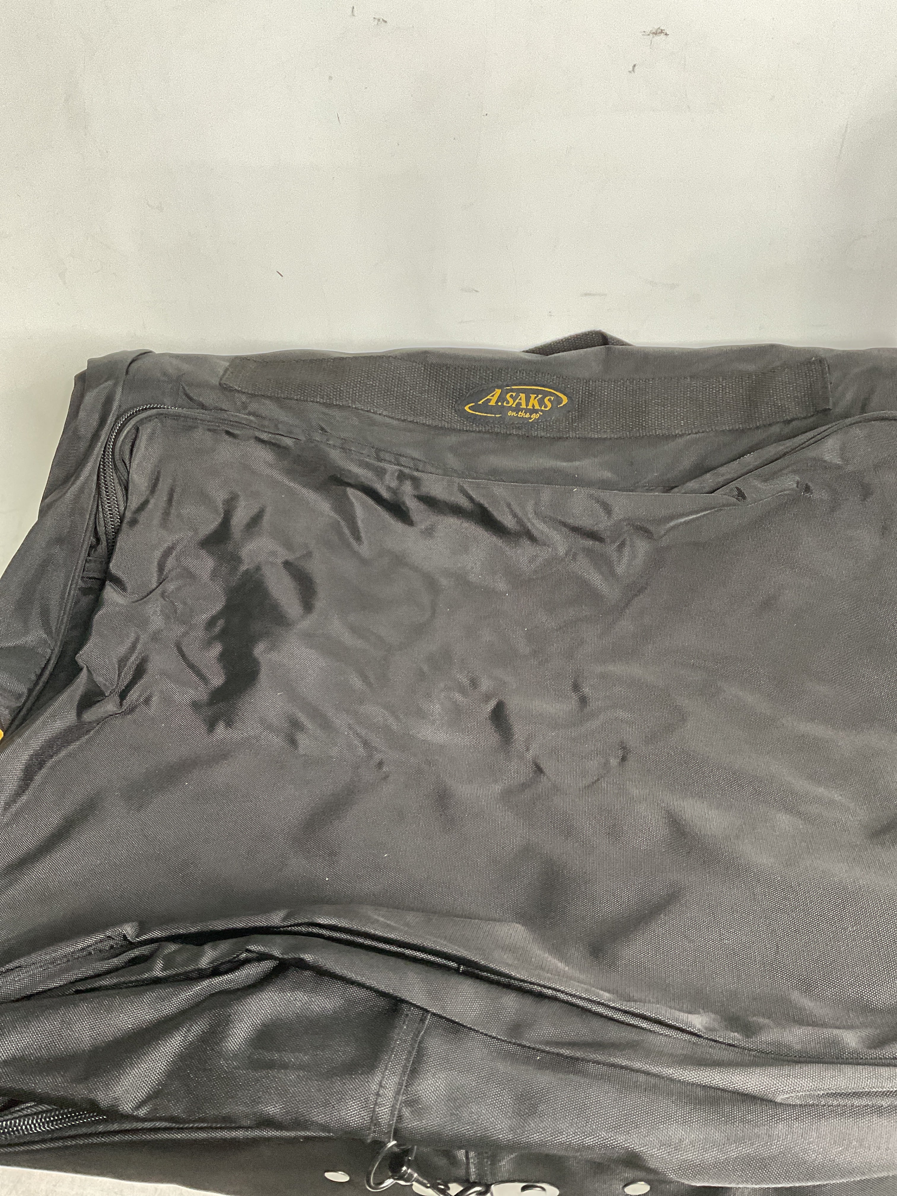 A.Saks EXPANDABLE Garment Bag ( Black , One Size ) Black One Size U14