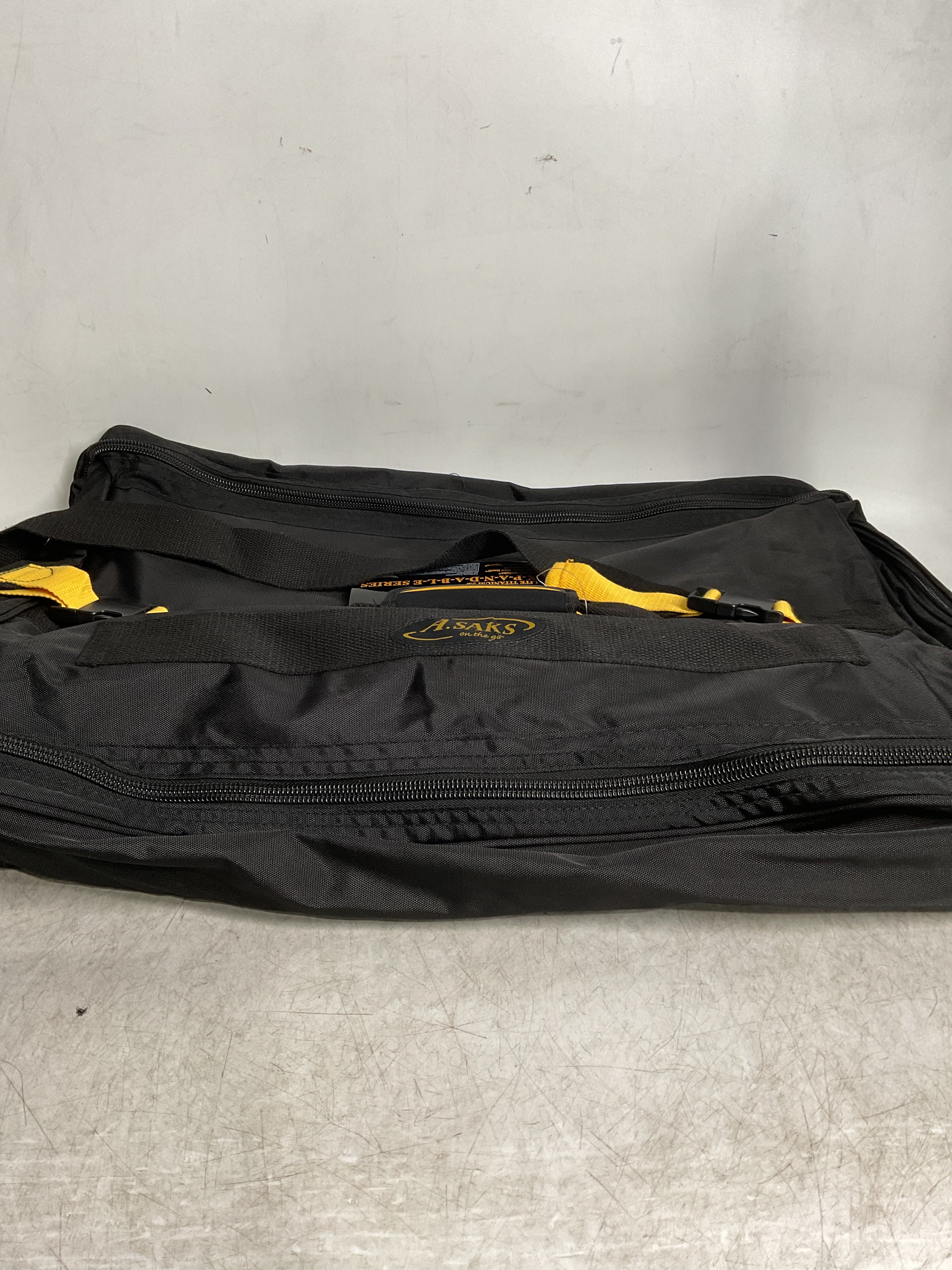 A.Saks EXPANDABLE Garment Bag ( Black , One Size ) Black One Size U19