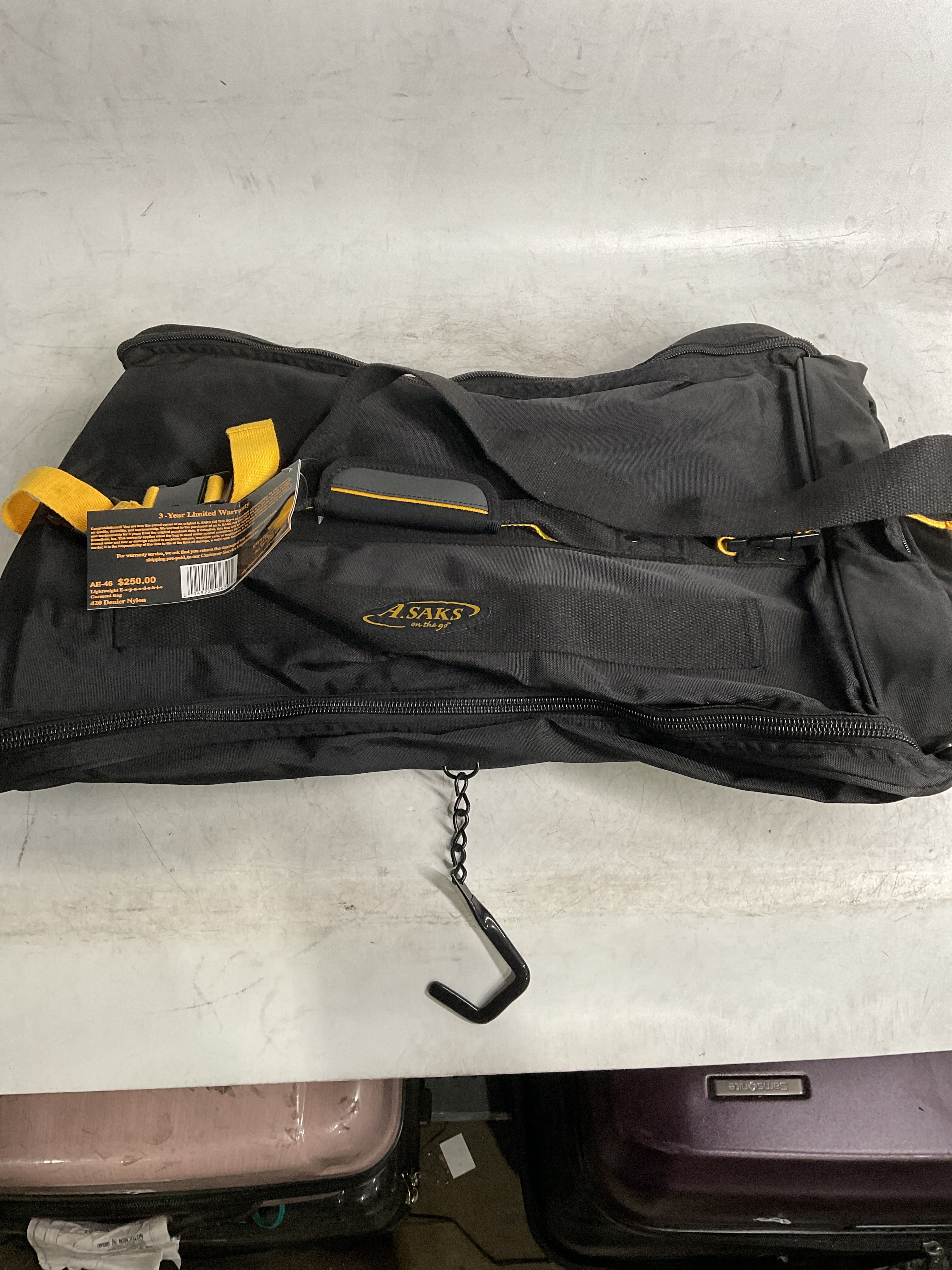 A.Saks EXPANDABLE Garment Bag ( Black , One Size ) Black One Size U2