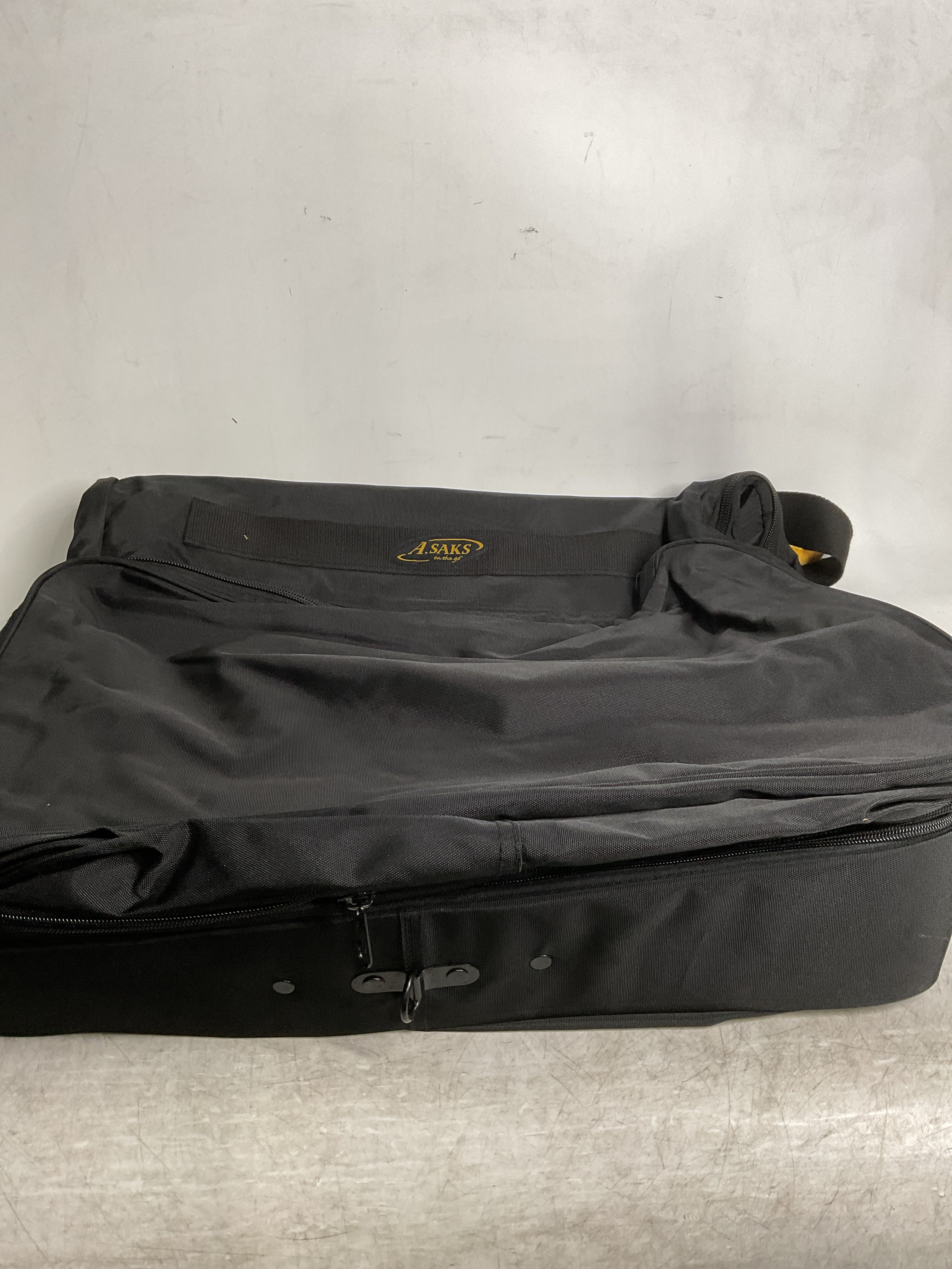 A.Saks EXPANDABLE Garment Bag ( Black , One Size ) Black One Size U23