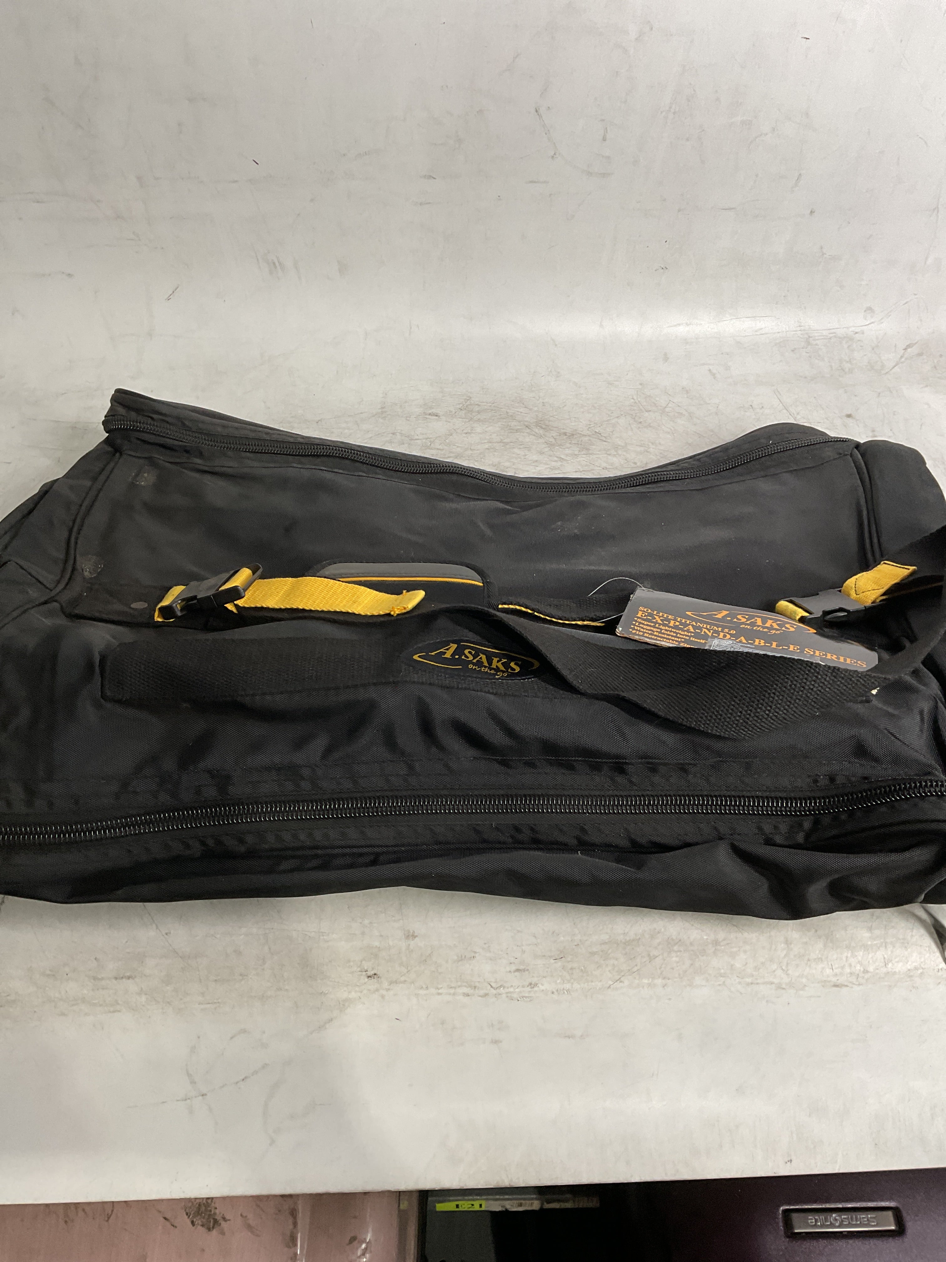 A.Saks EXPANDABLE Garment Bag ( Black , One Size ) Black One Size U3