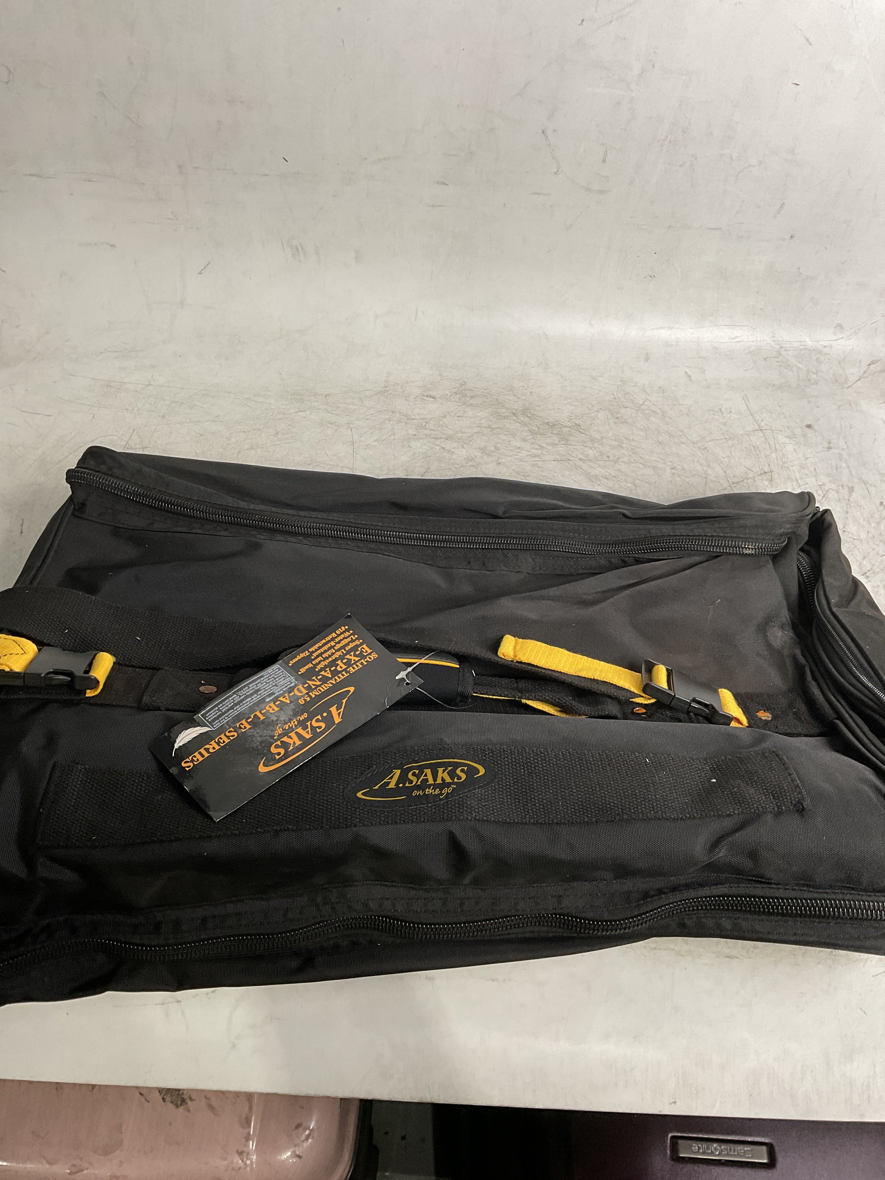 A.Saks EXPANDABLE Garment Bag ( Black , One Size ) Black One Size U4