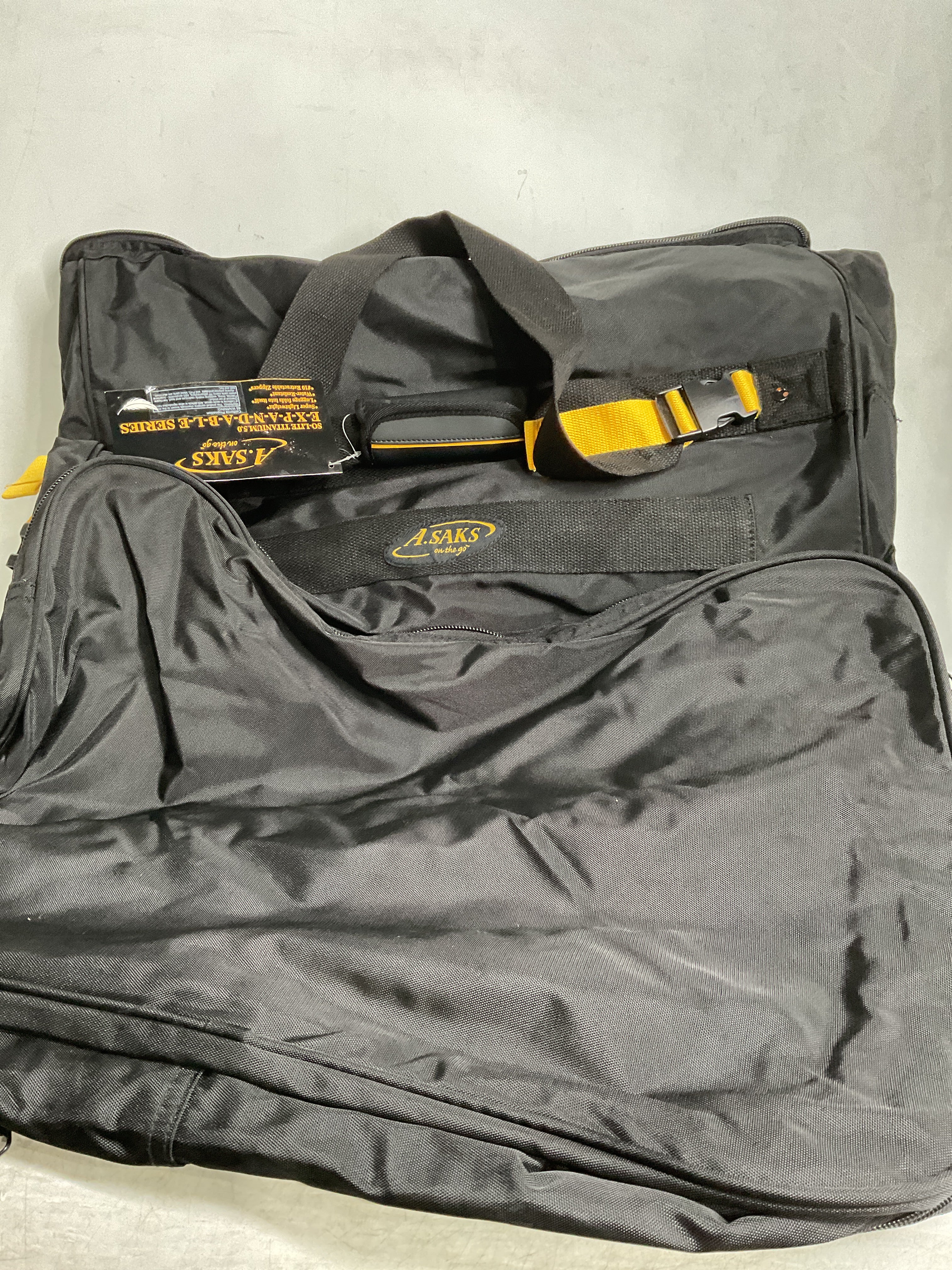 A.Saks EXPANDABLE Garment Bag ( Black , One Size ) Black One Size U6