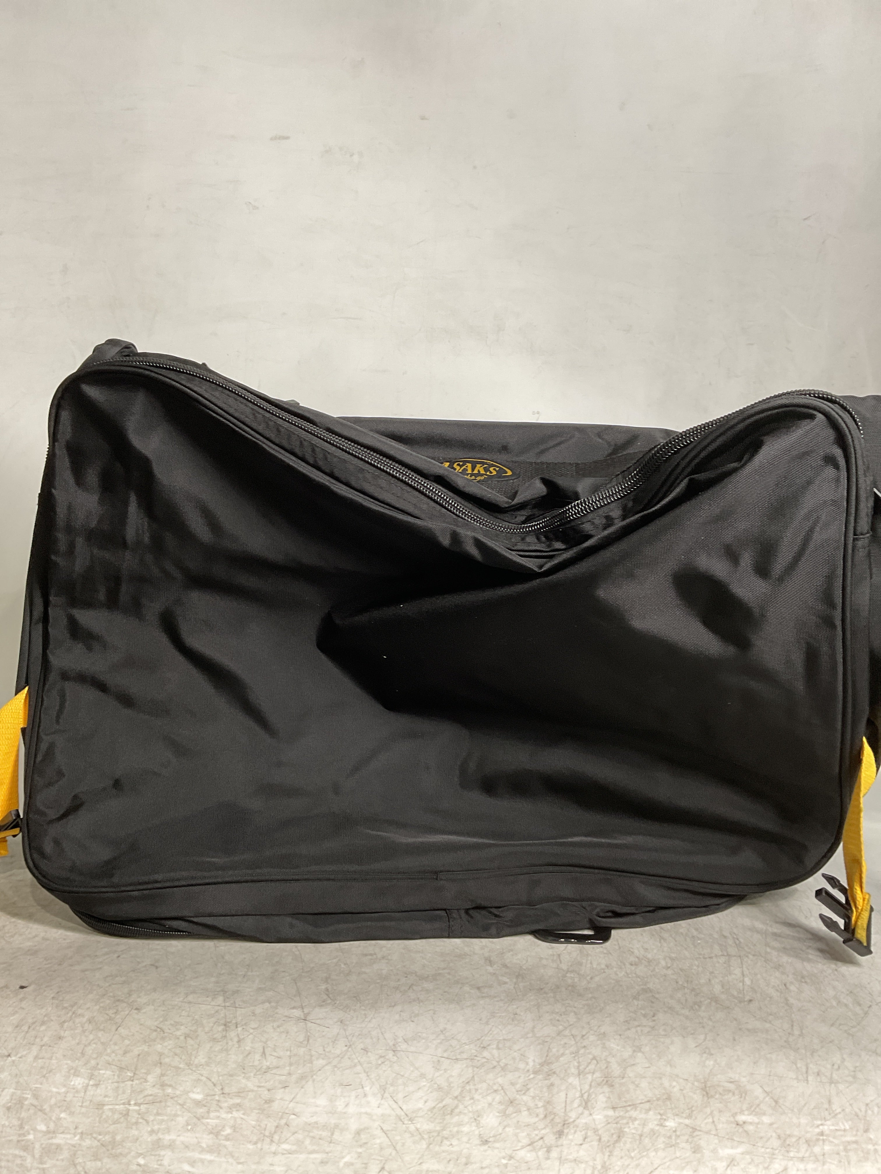 A.Saks EXPANDABLE Garment Bag ( Black , One Size ) Black One Size U7