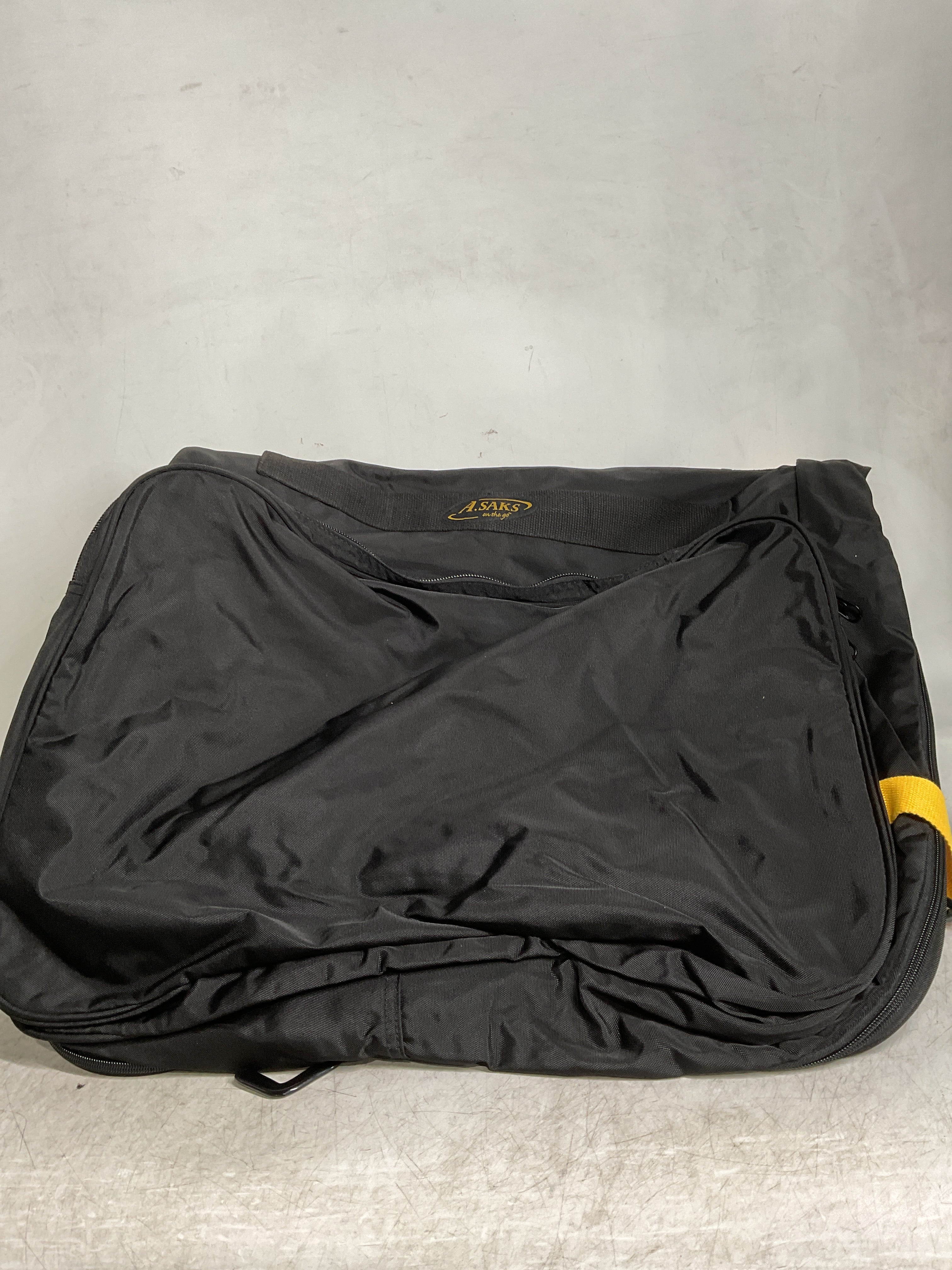 A.Saks EXPANDABLE Garment Bag ( Black , One Size ) Black One Size U8