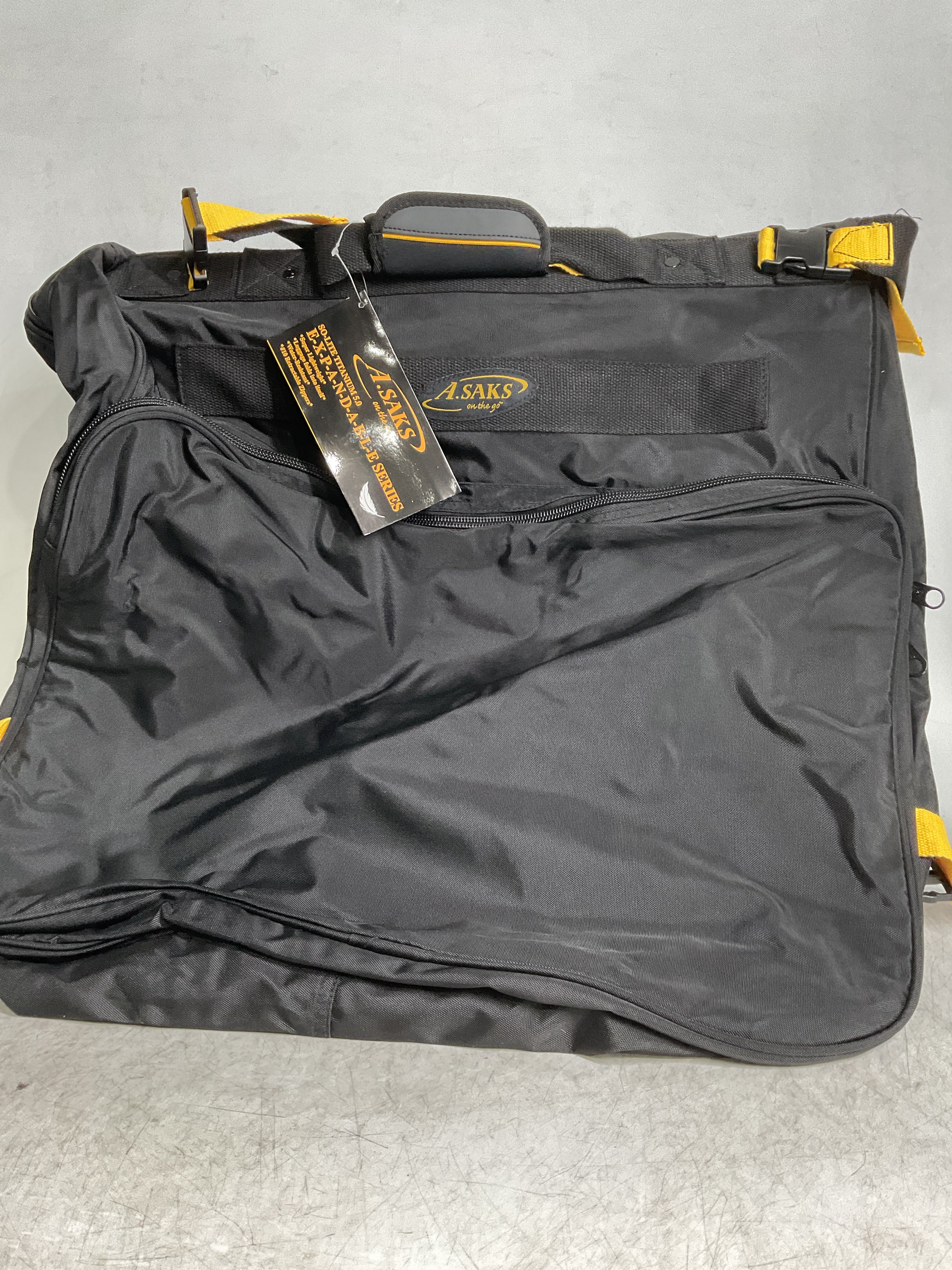 A.Saks EXPANDABLE Garment Bag ( Black , One Size ) Black One Size U9