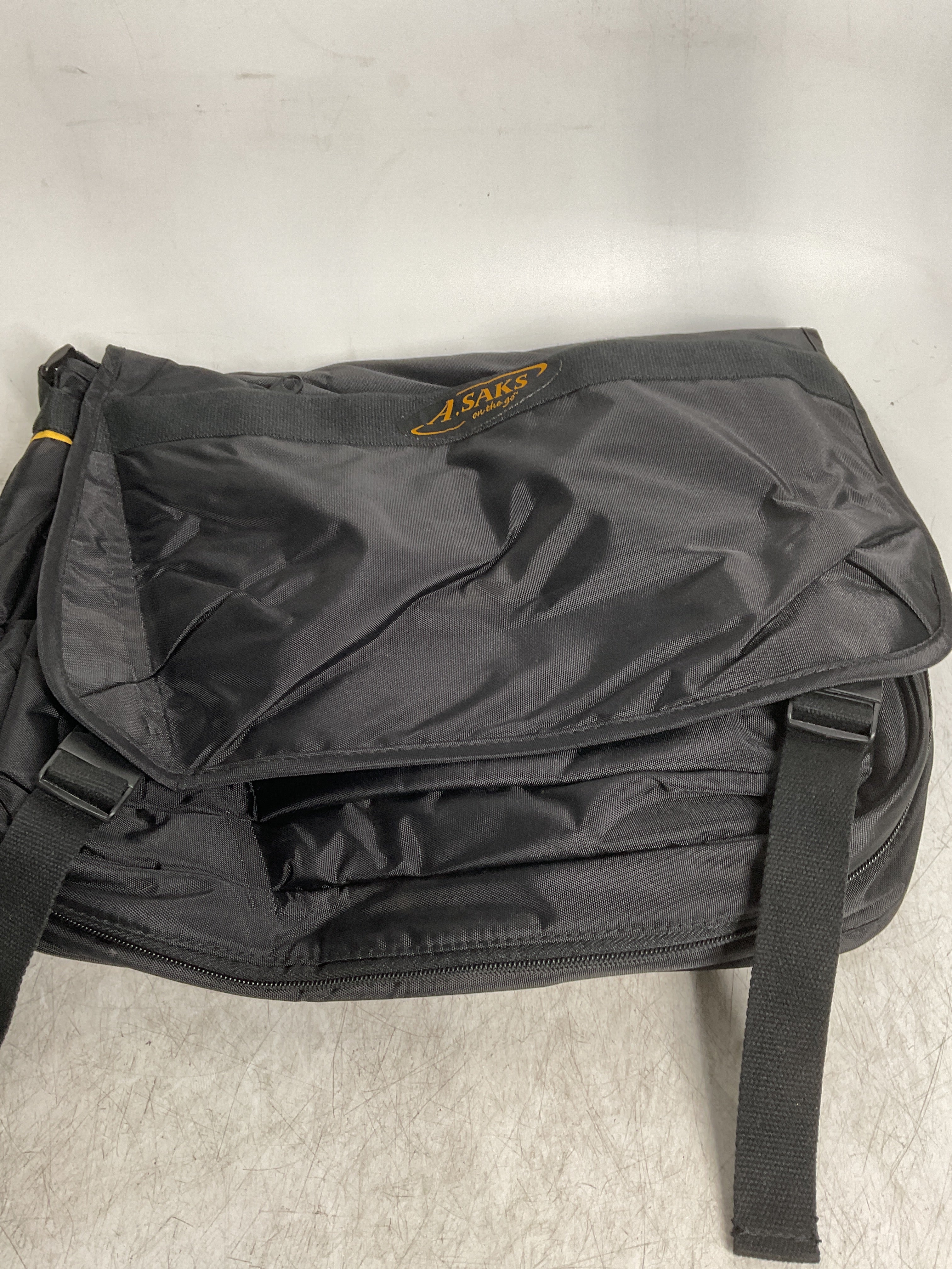 A.Saks EXPANDABLE Messenger Bag ( Black , One Size ) Black One Size U2