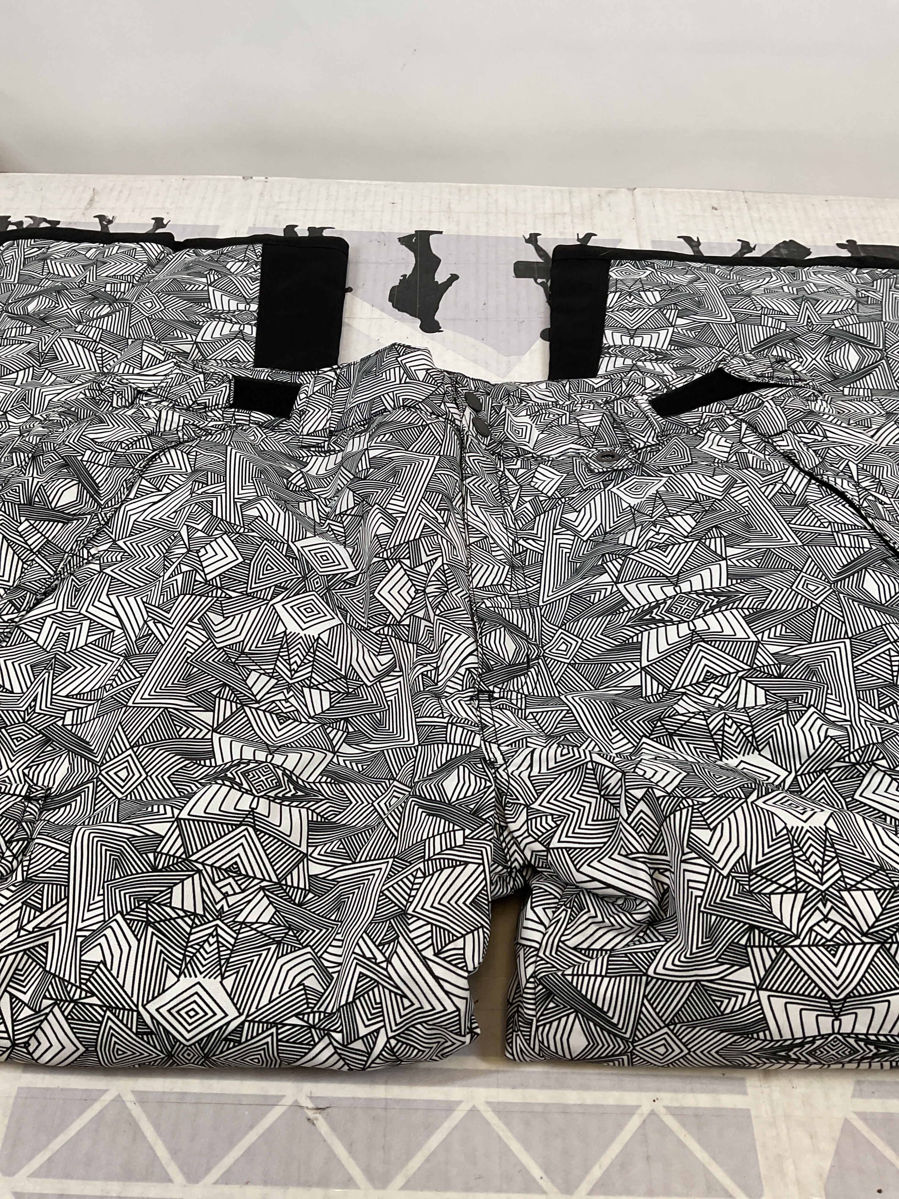 Arctix Men's Insulated Snowsports Cargo Pant ( Diamond Print White , Medium/32" Inseam ) Diamond Print White Medium 32 Inseam U1