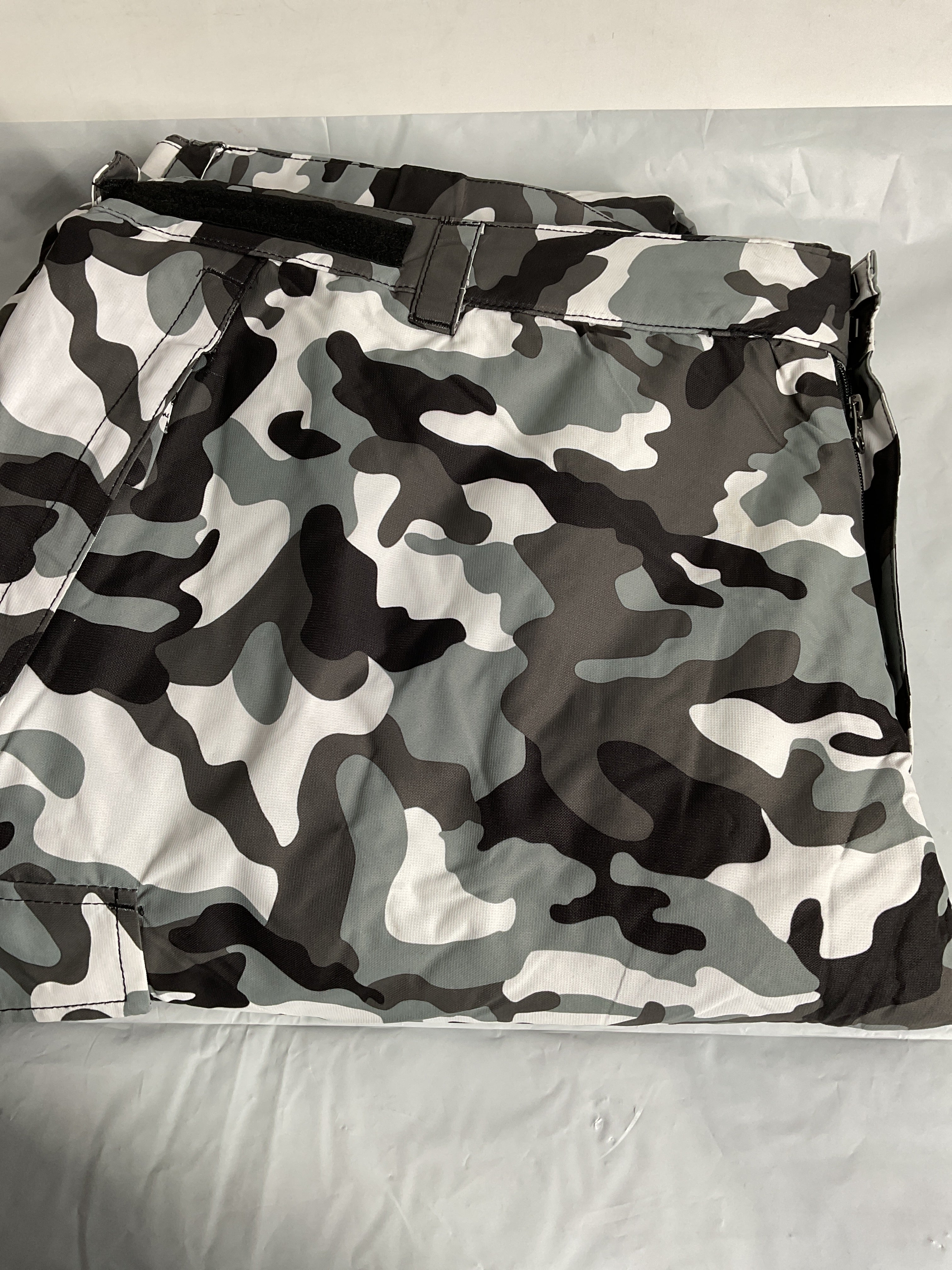 Arctix Men's Insulated Snowsports Cargo Pant ( A6 Camo Black , 4X-Large/32" Inseam ) A6 Camo Black 4 X Large 32 Inseam U4