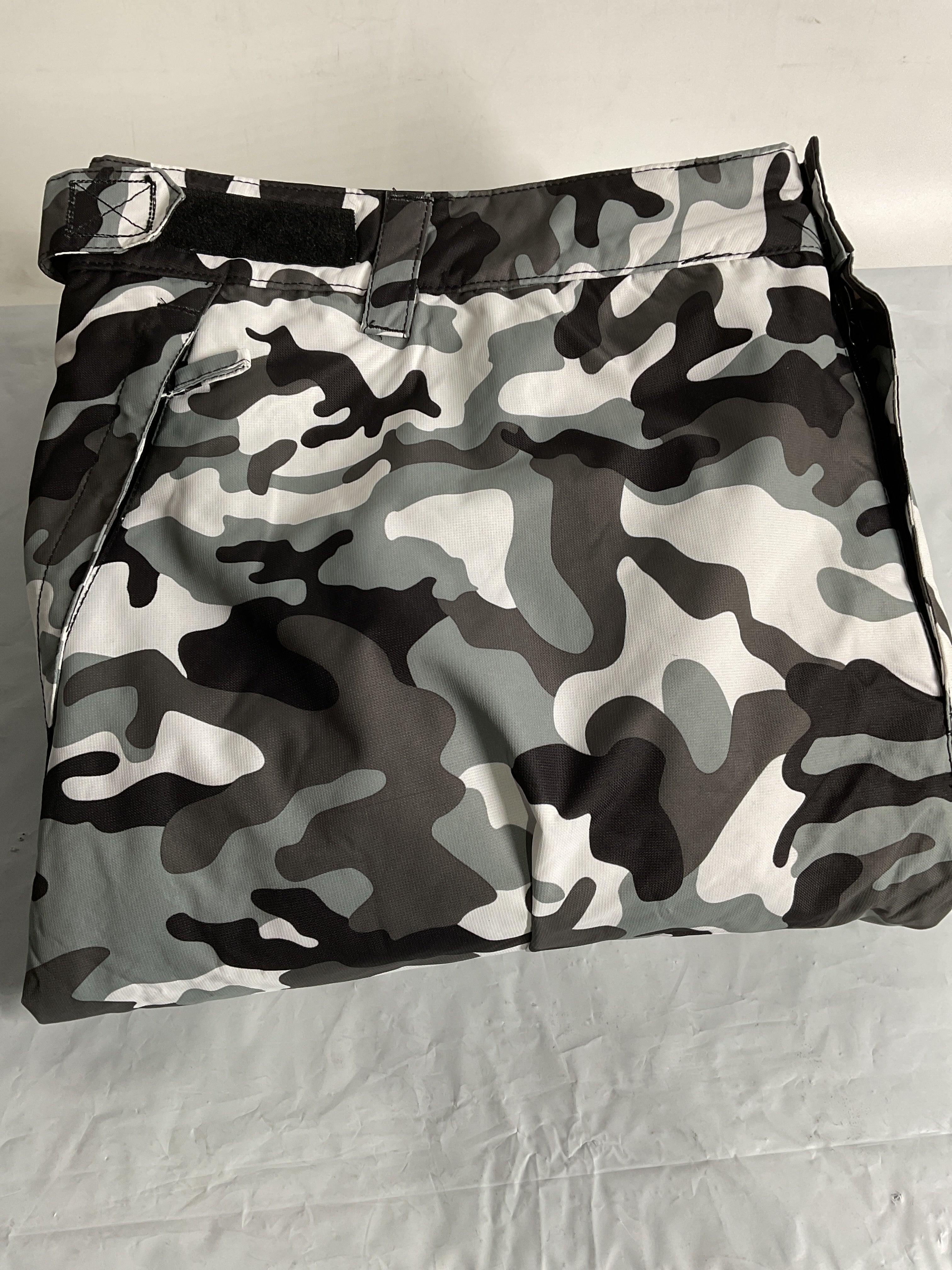 Arctix Men's Insulated Snowsports Cargo Pant ( A6 Camo Black , 4X-Large/32" Inseam ) A6 Camo Black 4 X Large 32 Inseam U5