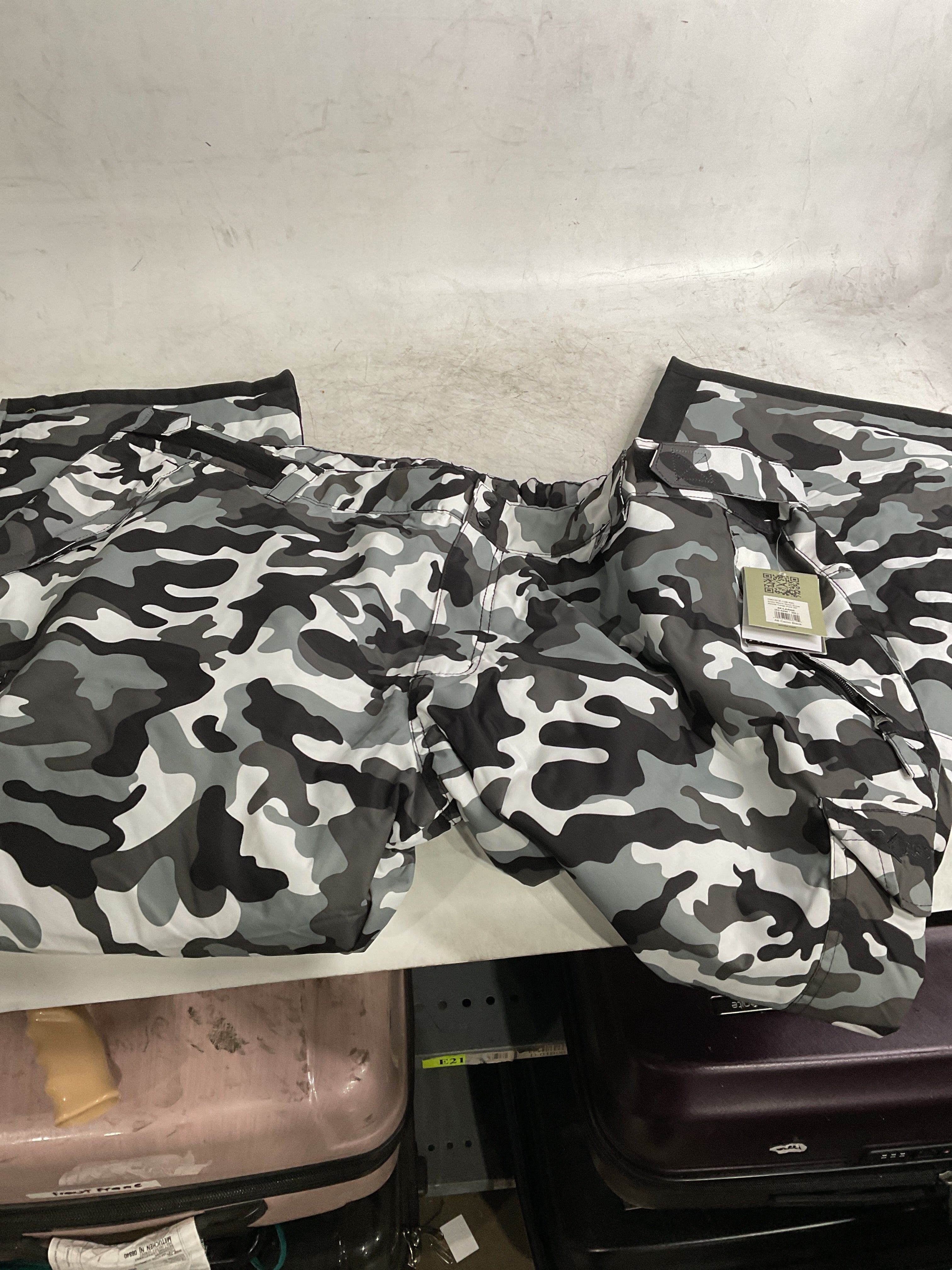 Arctix Men's Insulated Snowsports Cargo Pant ( A6 Camo Black , 4X-Large/30" Inseam ) A6 Camo Black 4 X Large 30 Inseam U1