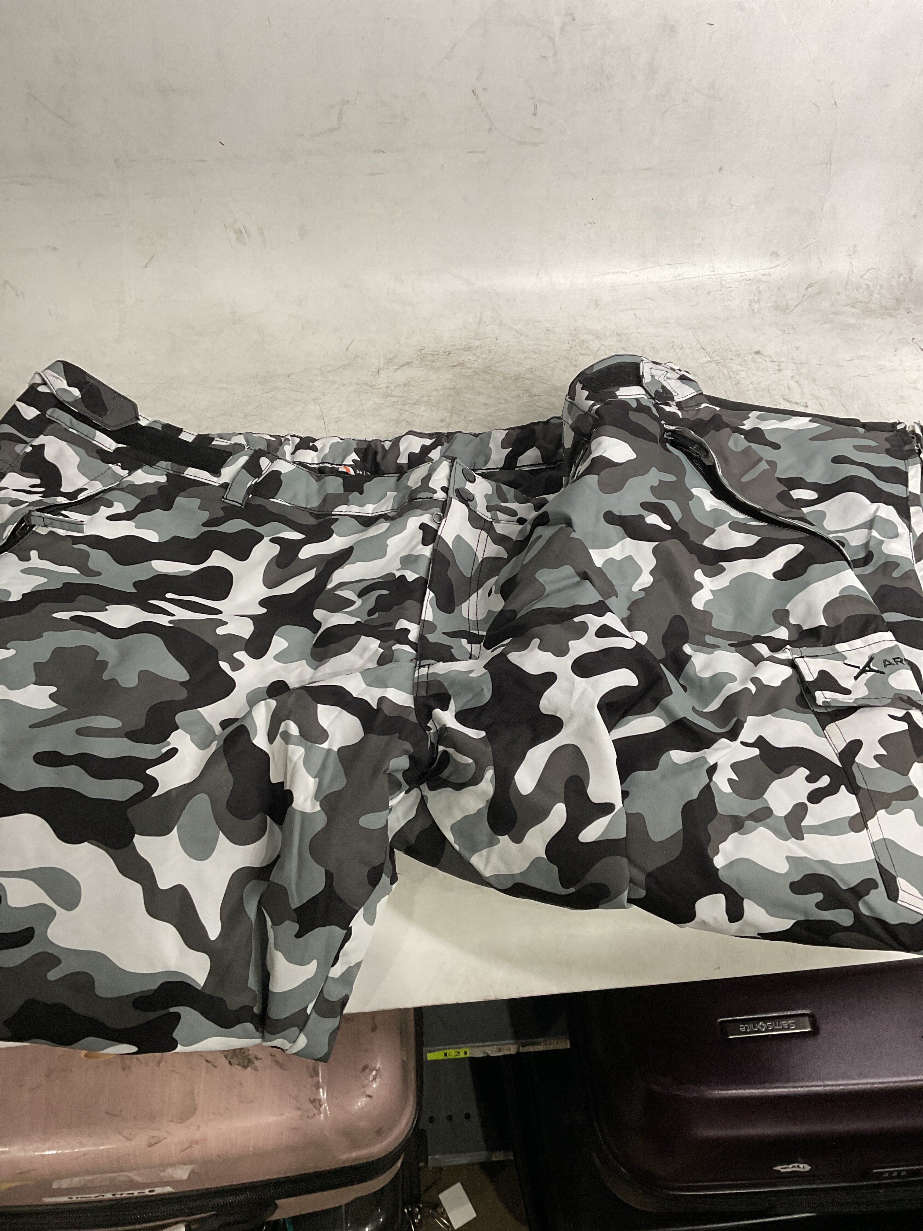 Arctix Men's Insulated Snowsports Cargo Pant ( A6 Camo Black , 4X-Large/30" Inseam ) A6 Camo Black 4 X Large 30 Inseam U2