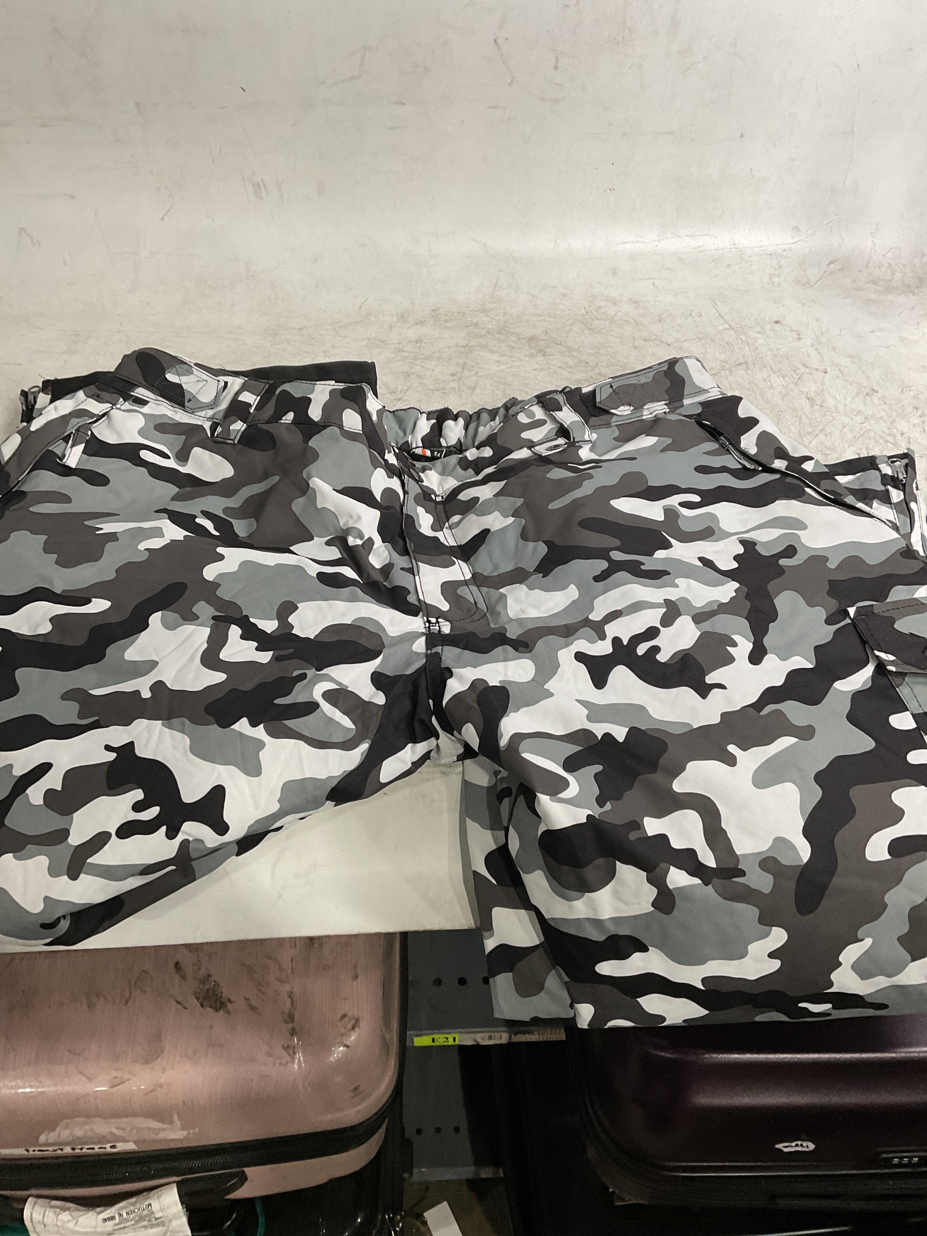 Arctix Men's Insulated Snowsports Cargo Pant ( A6 Camo Black , 4X-Large/30" Inseam ) A6 Camo Black 4 X Large 30 Inseam U3