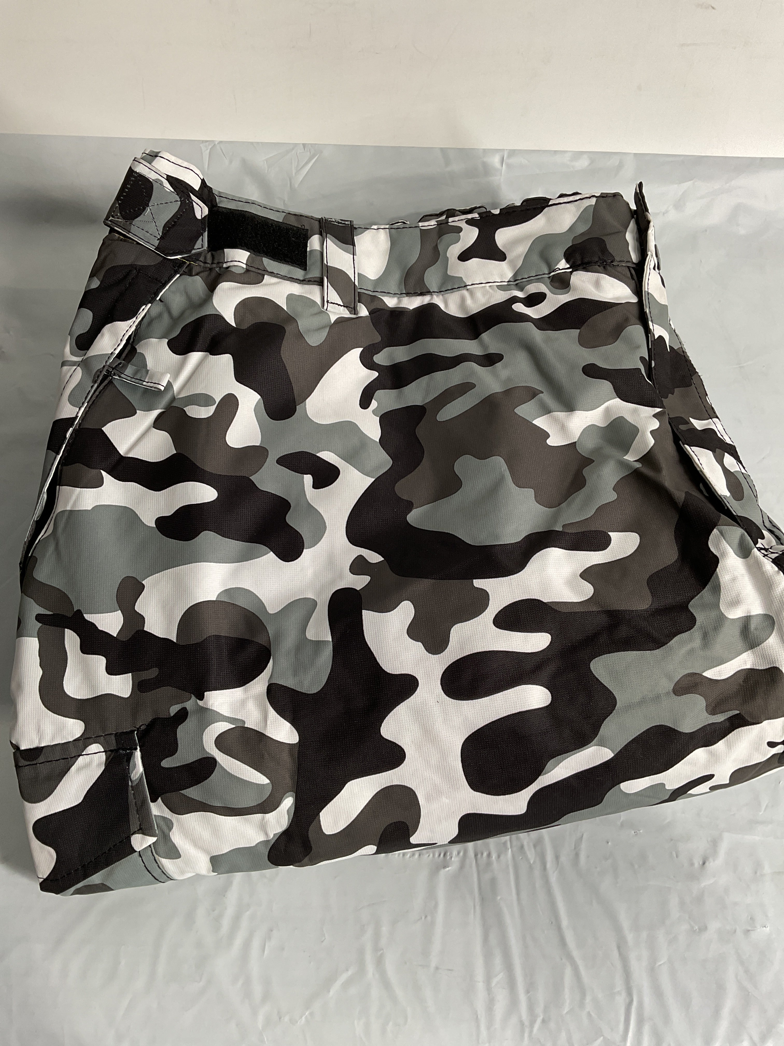 Arctix Men's Insulated Snowsports Cargo Pant ( A6 Camo Black , 4X-Large/30" Inseam ) A6 Camo Black 4 X Large 30 Inseam U4