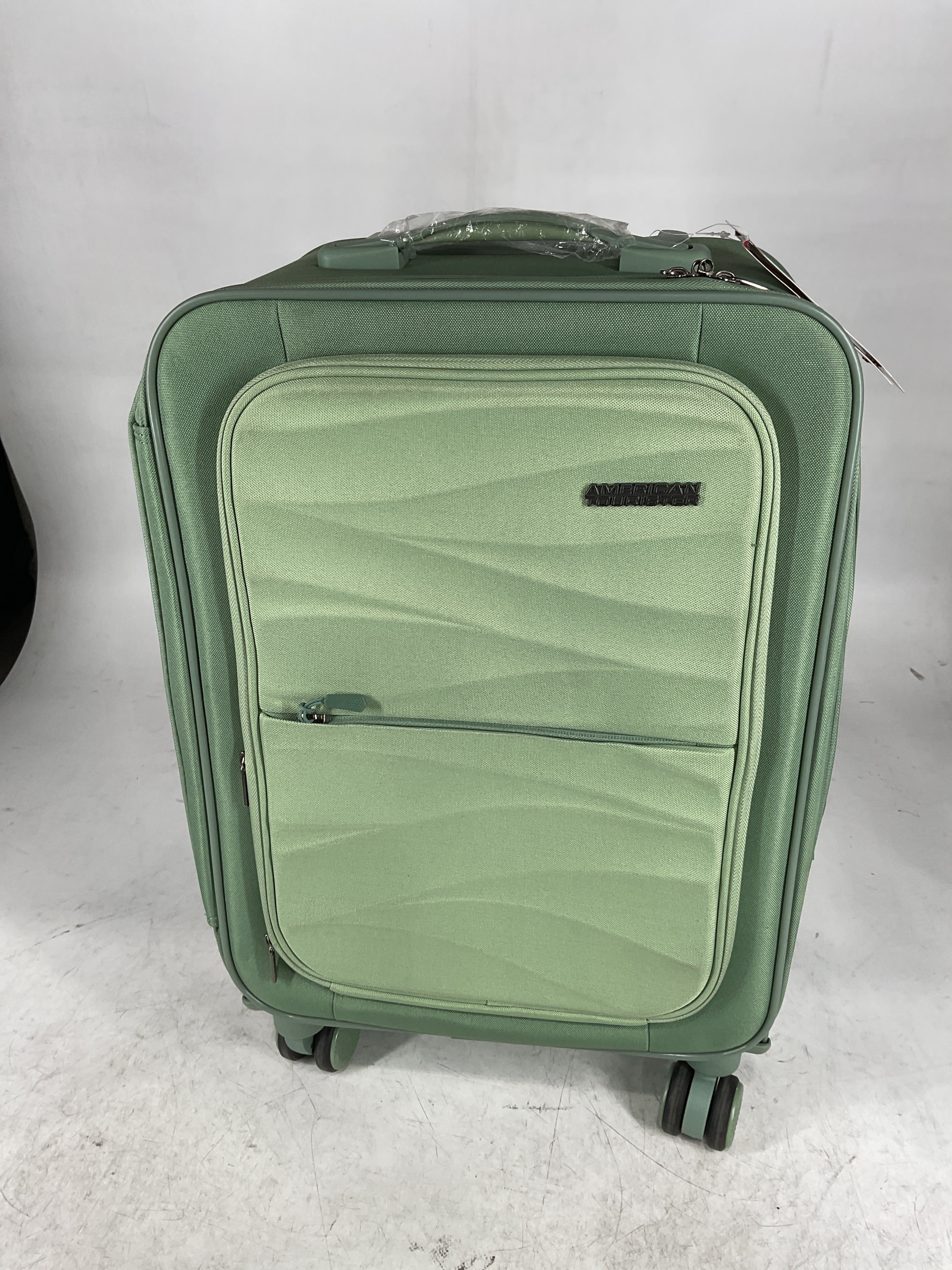 American Tourister Cascade Softside 4 Wheel Spinner, TSA Lock, Lightweight Suitcase, Men and Women U3