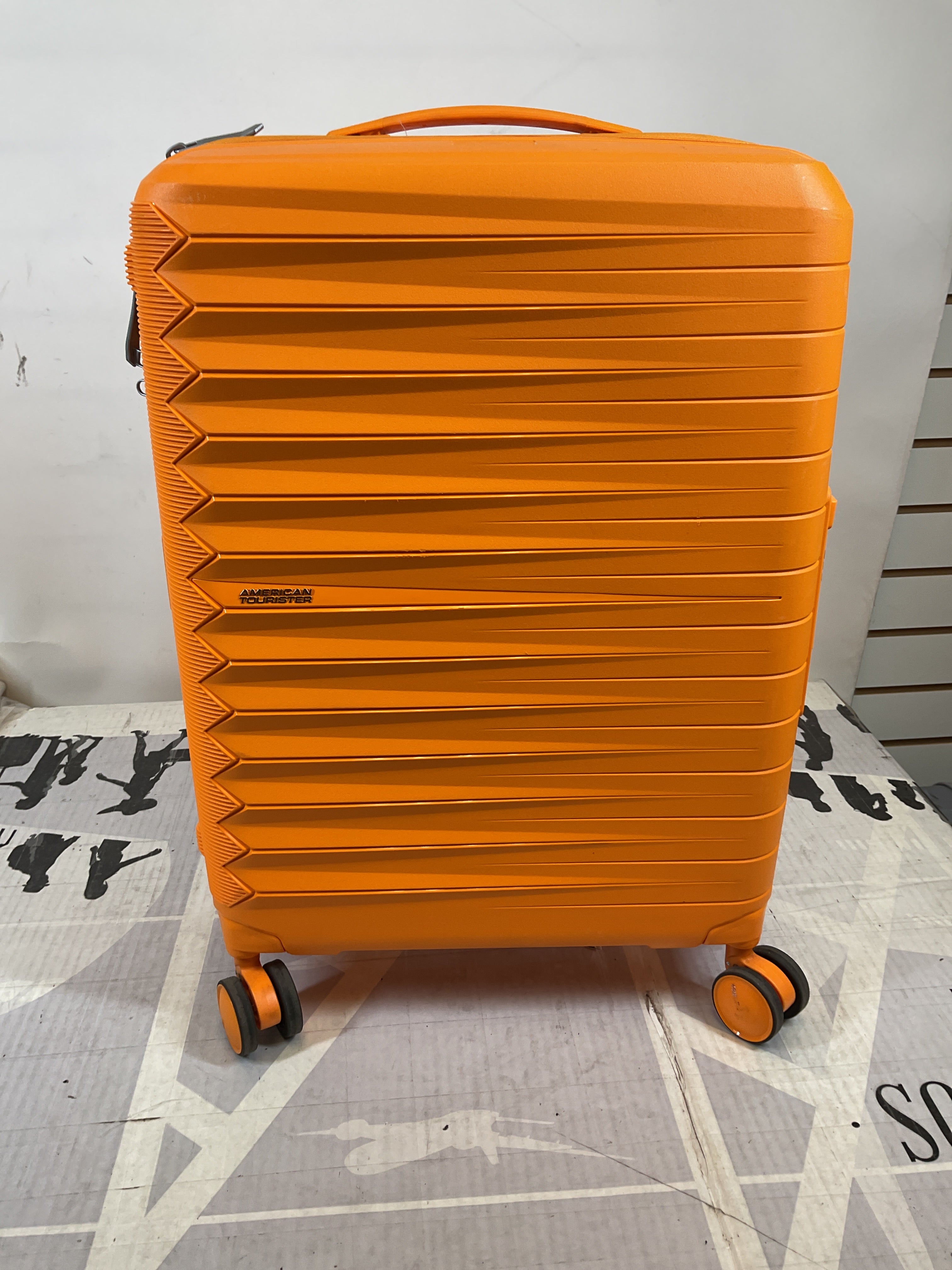 American Tourister Fastforward Expandable Hardside Luggage with Spinner Wheels, Carry-on ( Radiant Orange , One Size ) Radiant Orange One Size U2