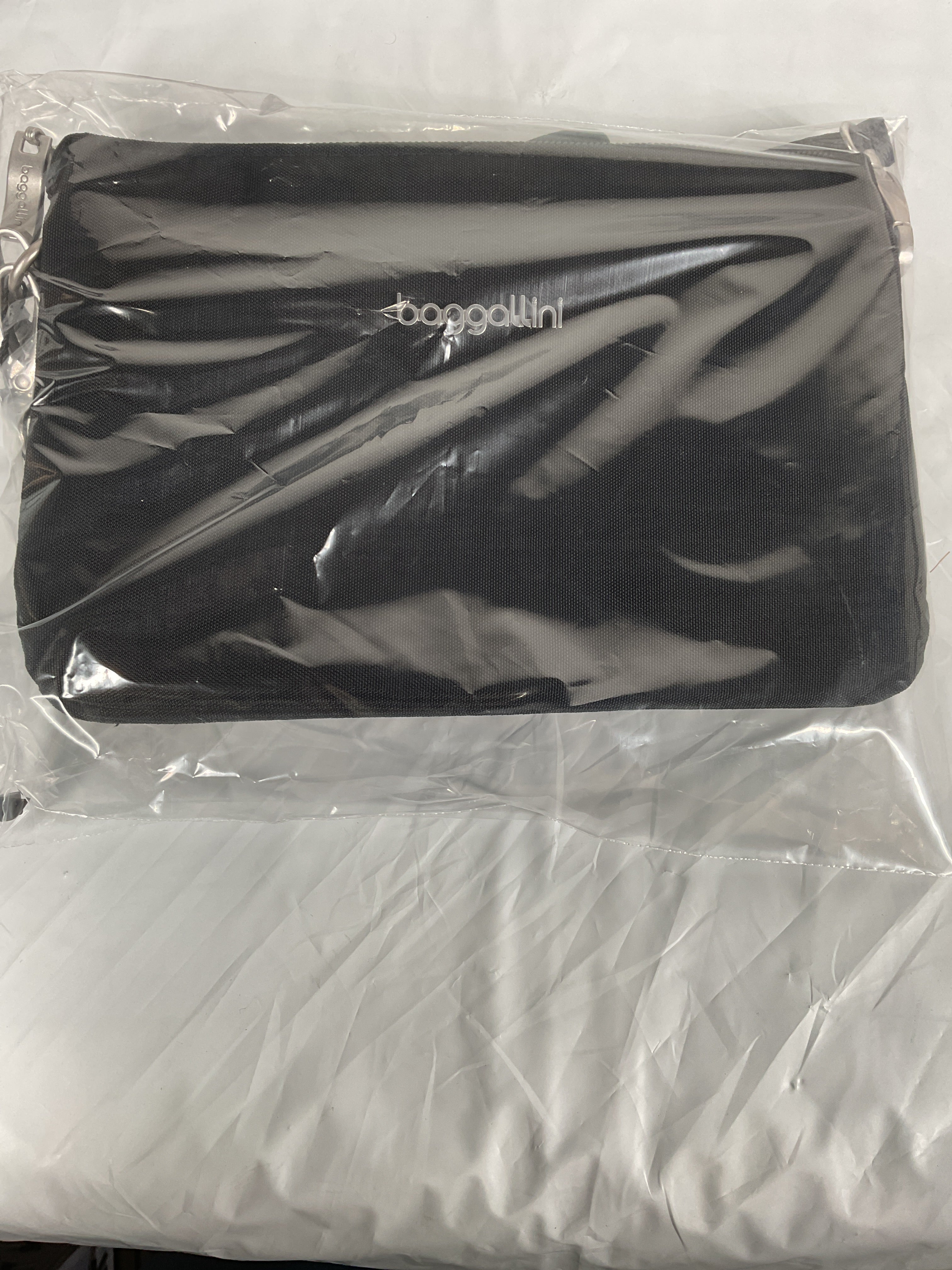 Baggallini The Only Mini Bag ( Black , One Size ) Black One Size U1