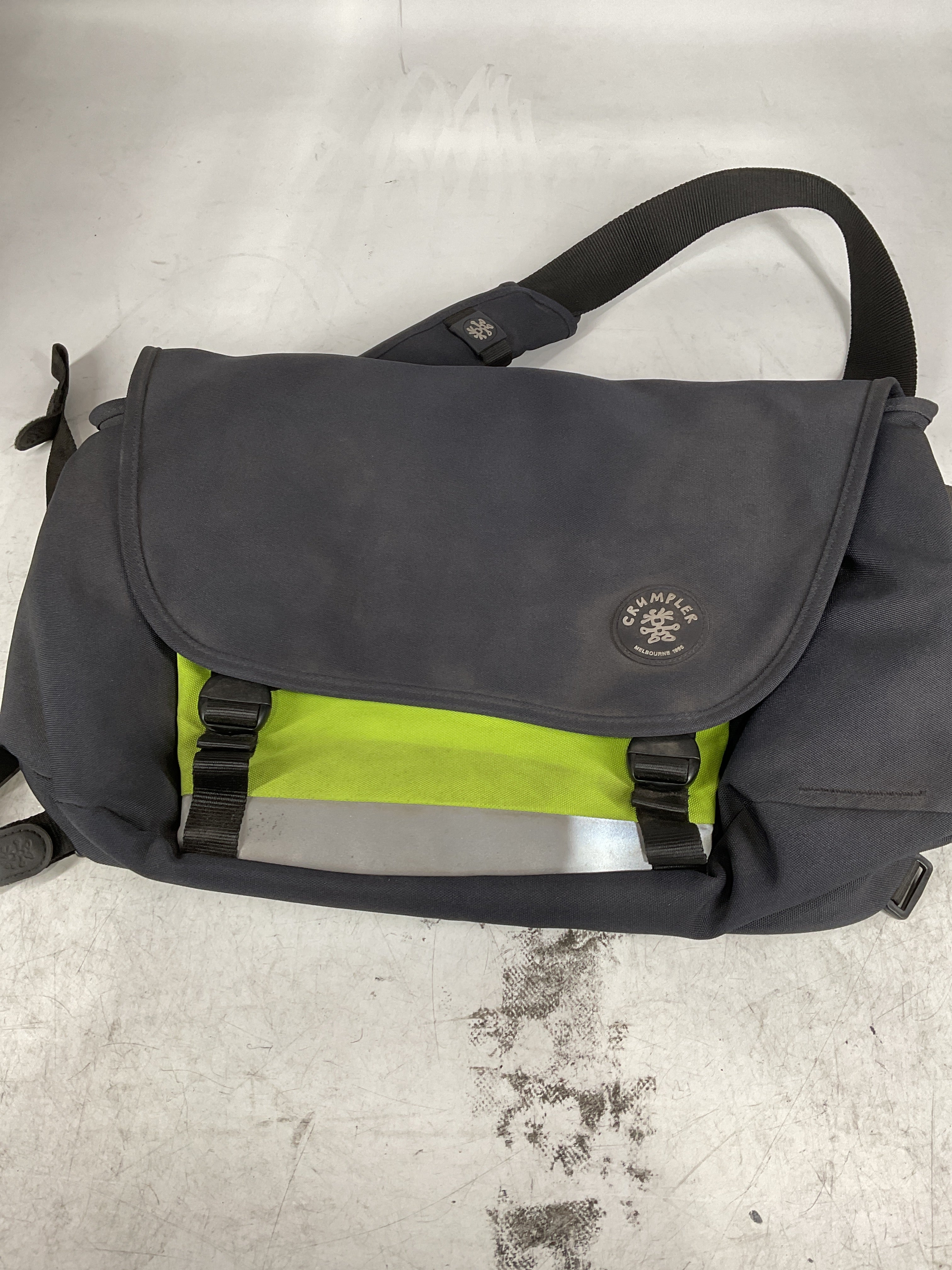 Crumpler Considerable Embarrassment Laptop Messenger Bag U1