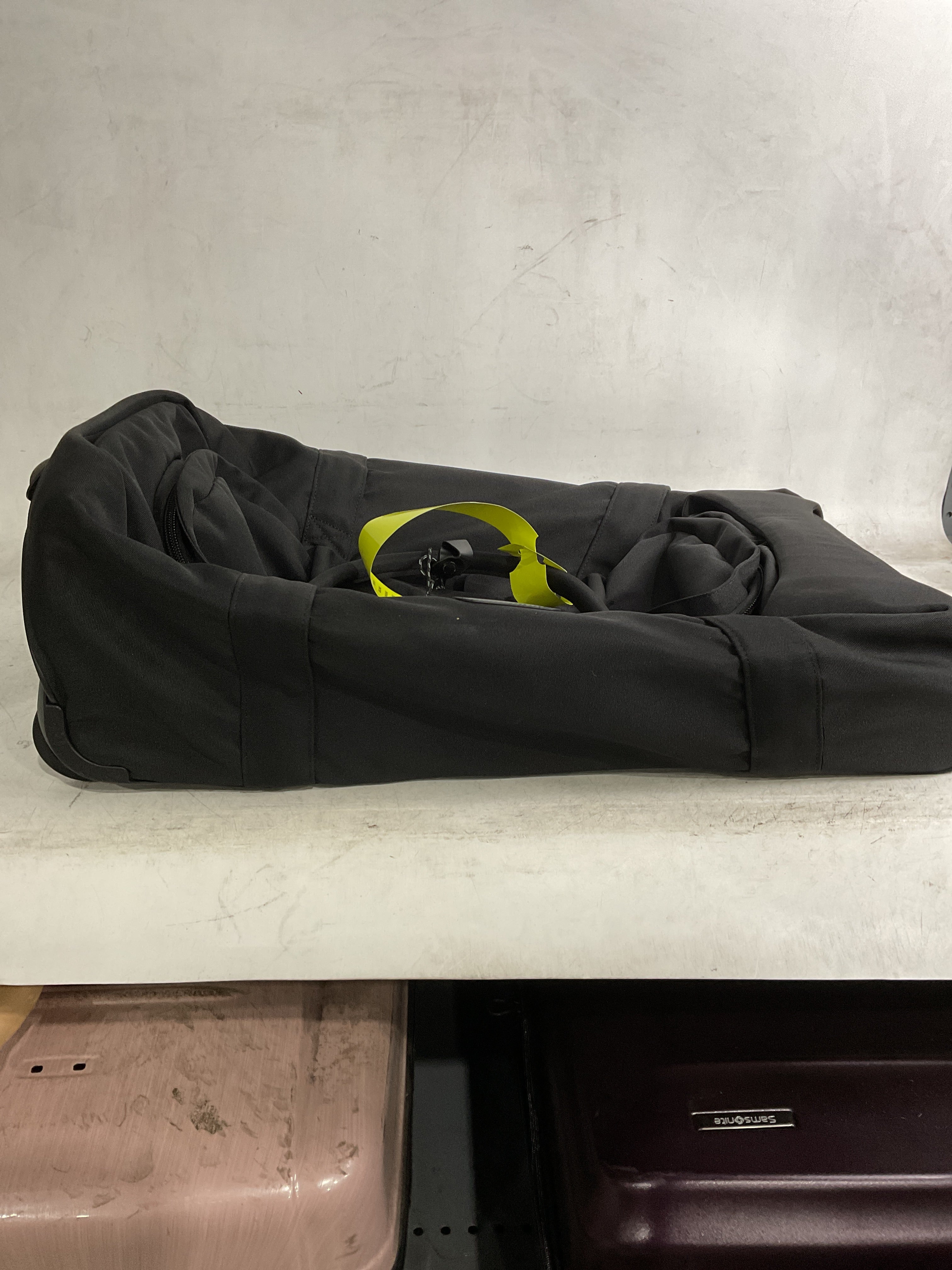 Crumpler The Spring Peeper with Wheels 21" Rolling Duffel ( Black , One Size ) Black One Size U2