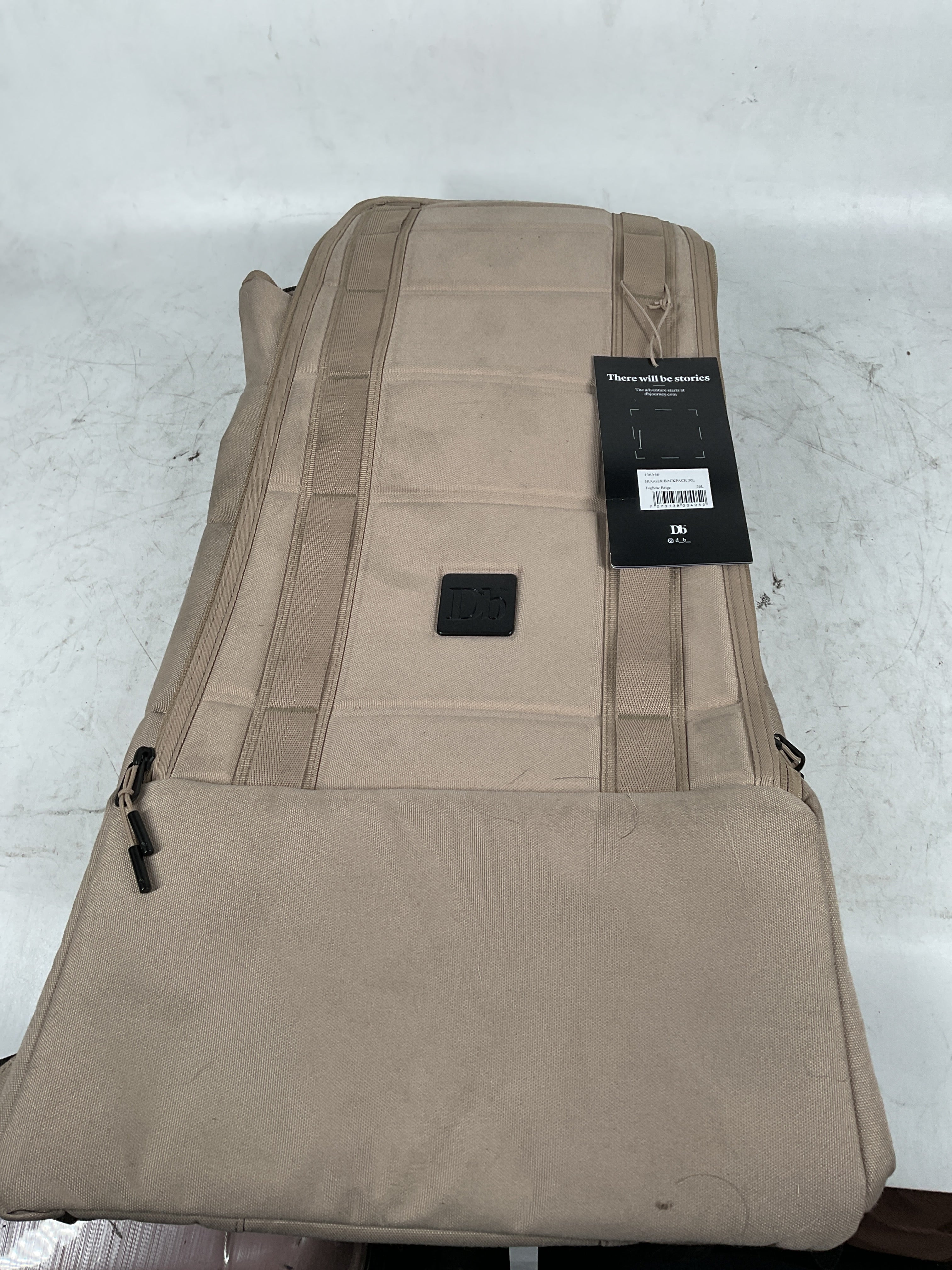 D_b_ Hugger Backpack Fogbow Beige 30 L U2