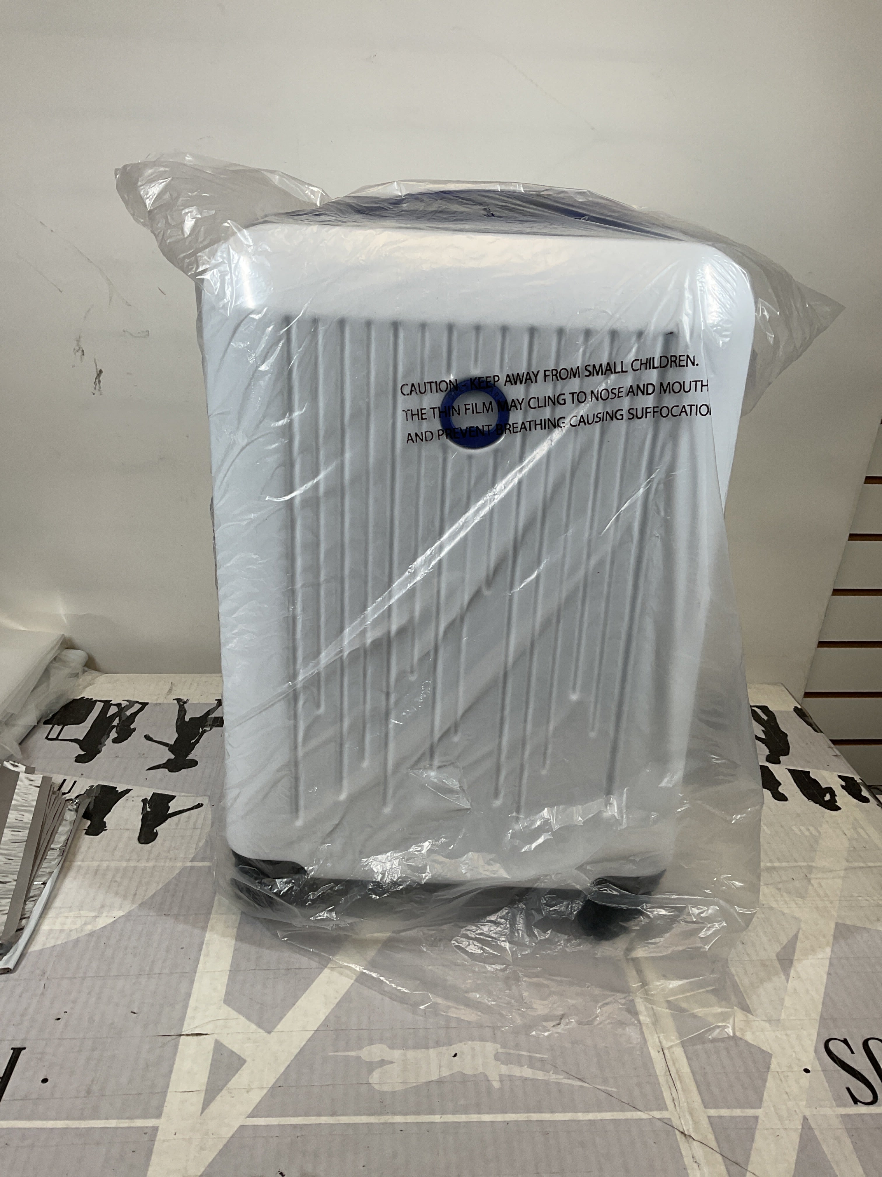 Delsey Paris Christine Hardside Expandable Luggage with Spinner Wheels ( White with Blue Trim , Carry On 20 Inch ) White with Blue Trim Carry On 20 Inch U2
