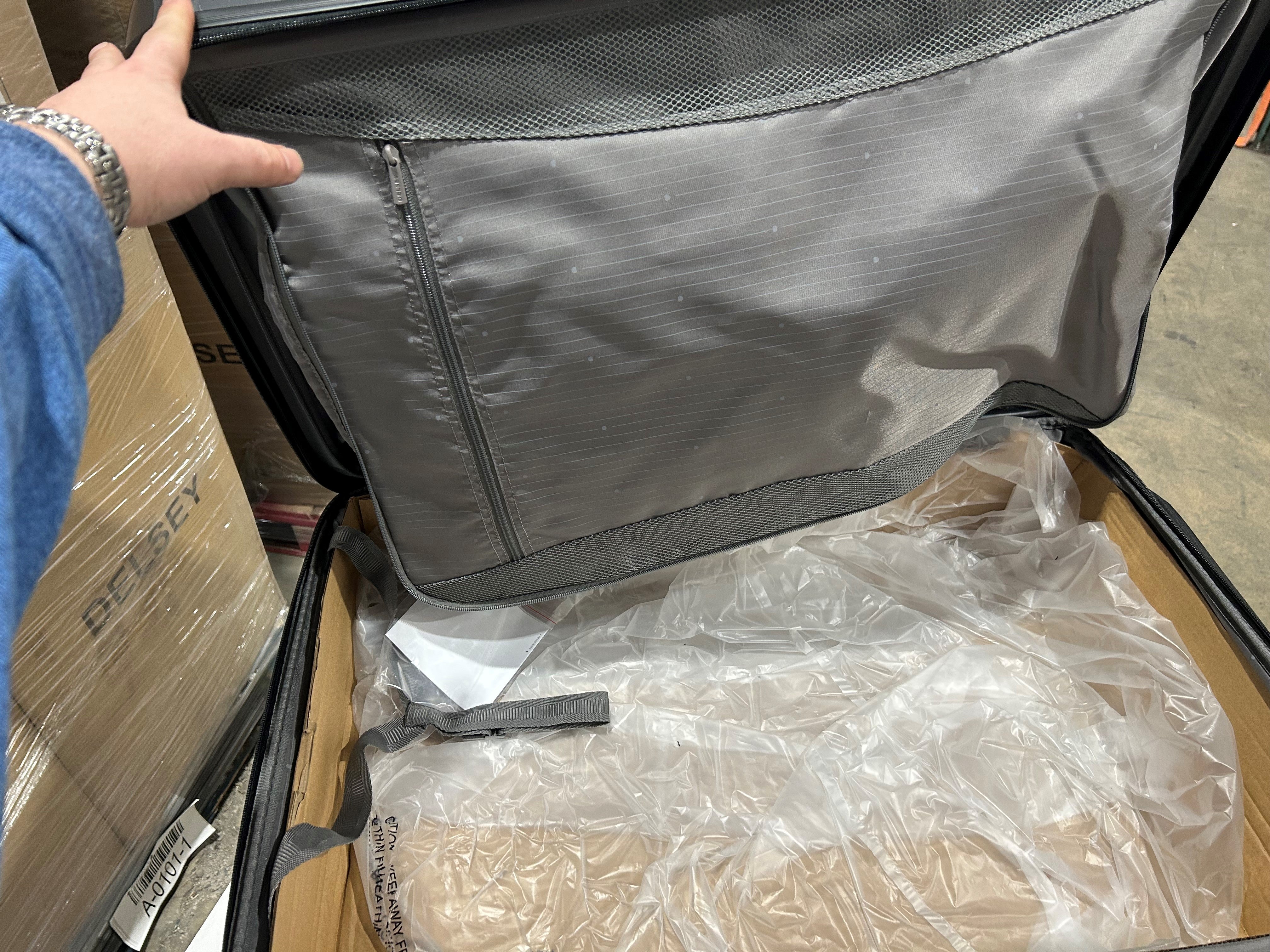 Delsey Luggage Helium Aero 29 Inch Expandable Spinner Trolley U7