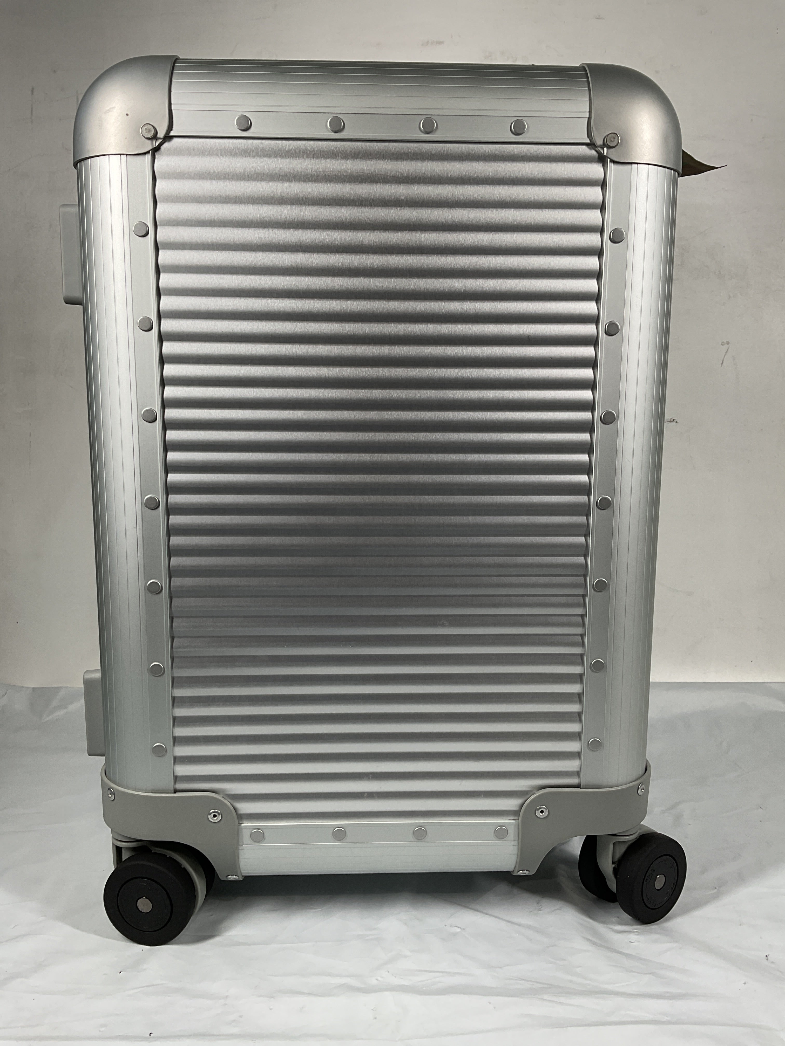 FPM Milano Bank Spinner, Durable and Luxurious Luggage Made in Italy, 4-wheel Spinner for Smooth Travel, Integrated TSA Lock, Fine Leather Straps  ( Moonlight Silver , Carry-On 55M ) Moonlight Silver Carry On 55 M U1