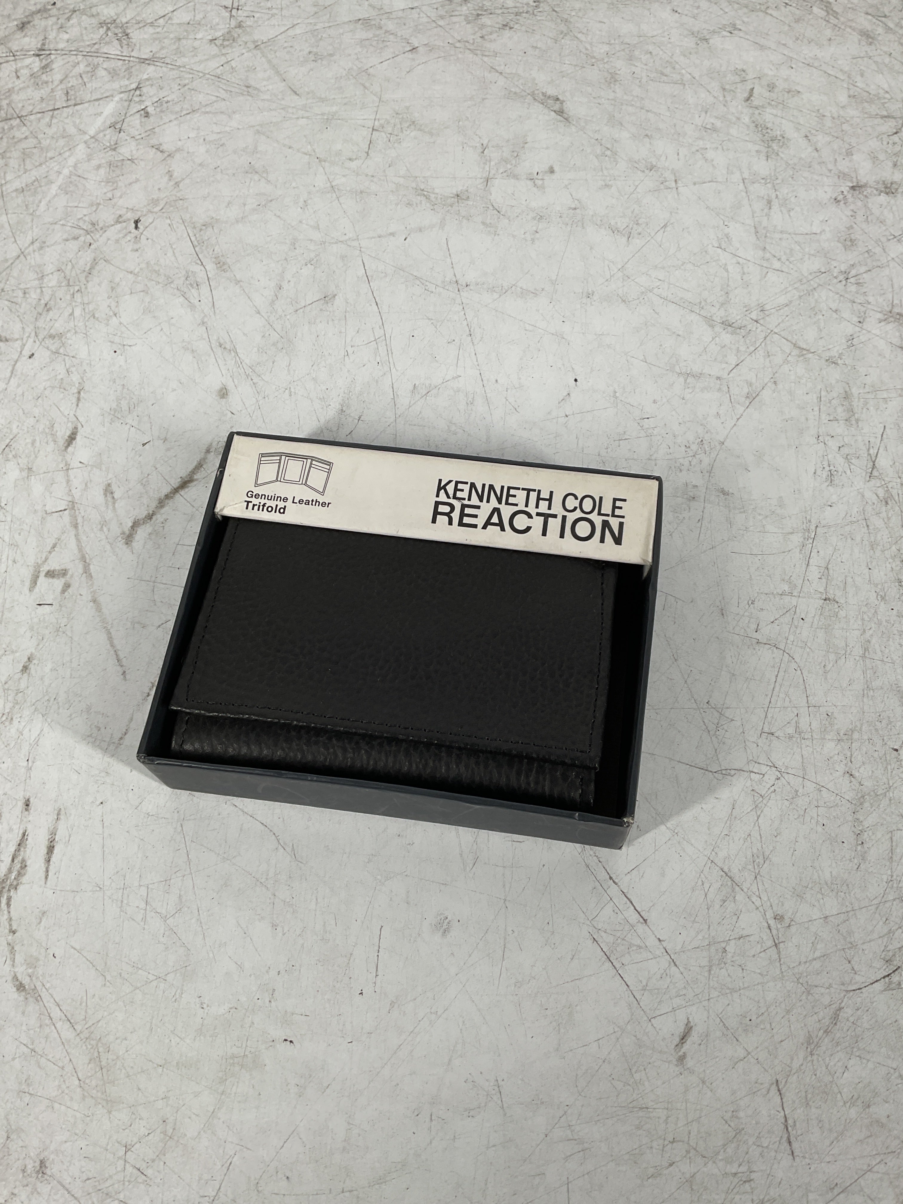 Kenneth Cole Reaction Genuine Leather Trifold Wallet ( Black ) Black  U1