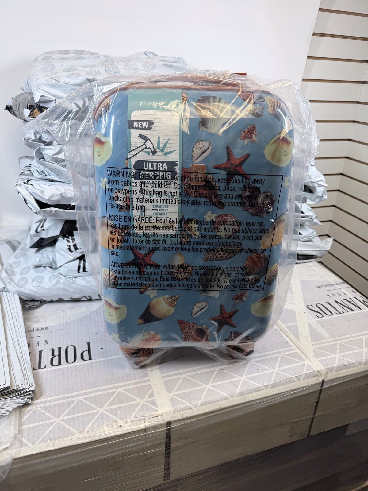 IT Luggage 22-Inch Hardside Spinner (Sea Shell Repeat Print/Almond Print)   U1