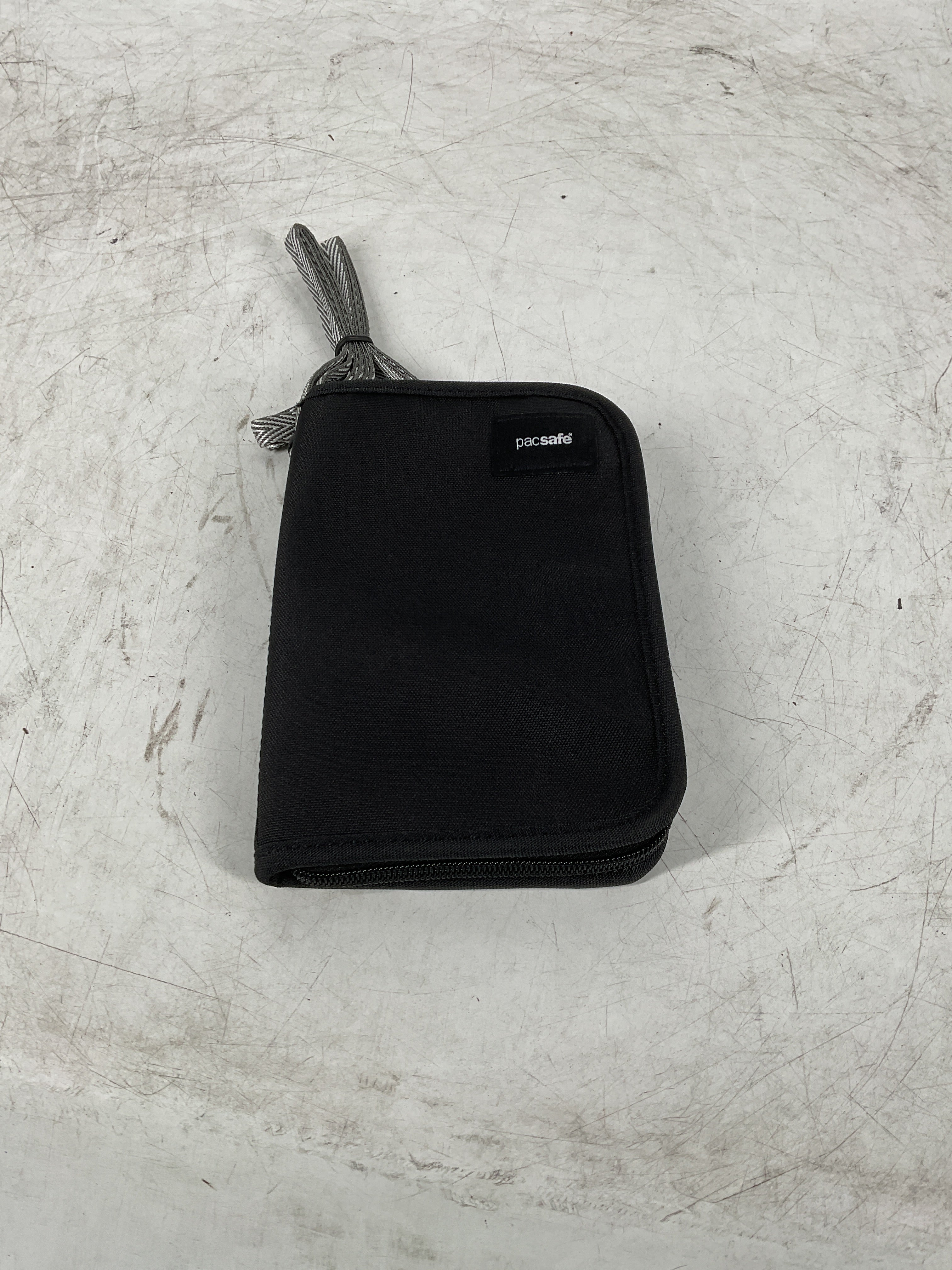 Pacsafe RFIDsafe V150 Anti theft RFID blocking compact organiser ( Black , One Size ) Black One Size U1