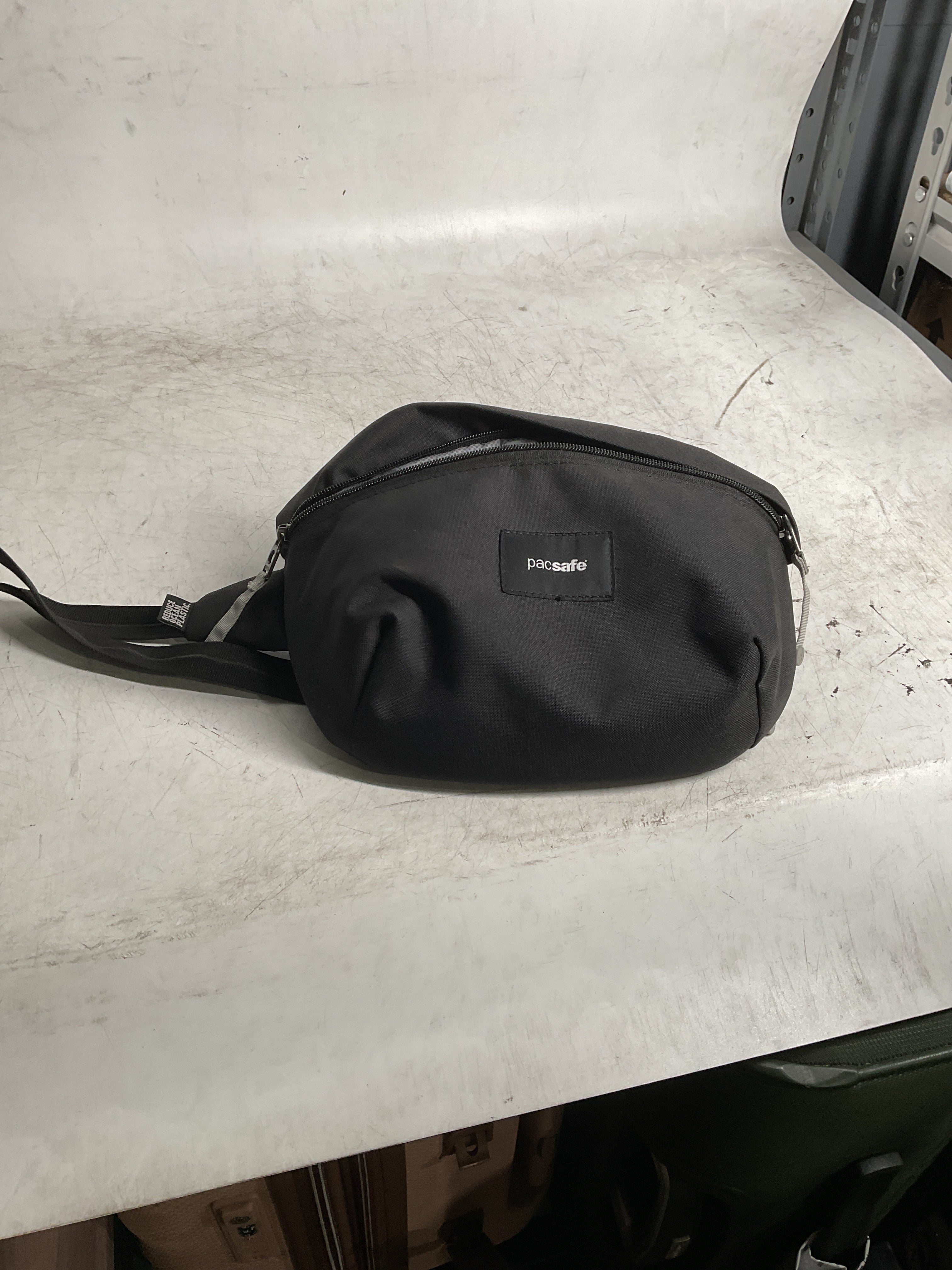 Pacsafe Go Anti Theft Sling Pack ( Black , One Size ) Black One Size U2