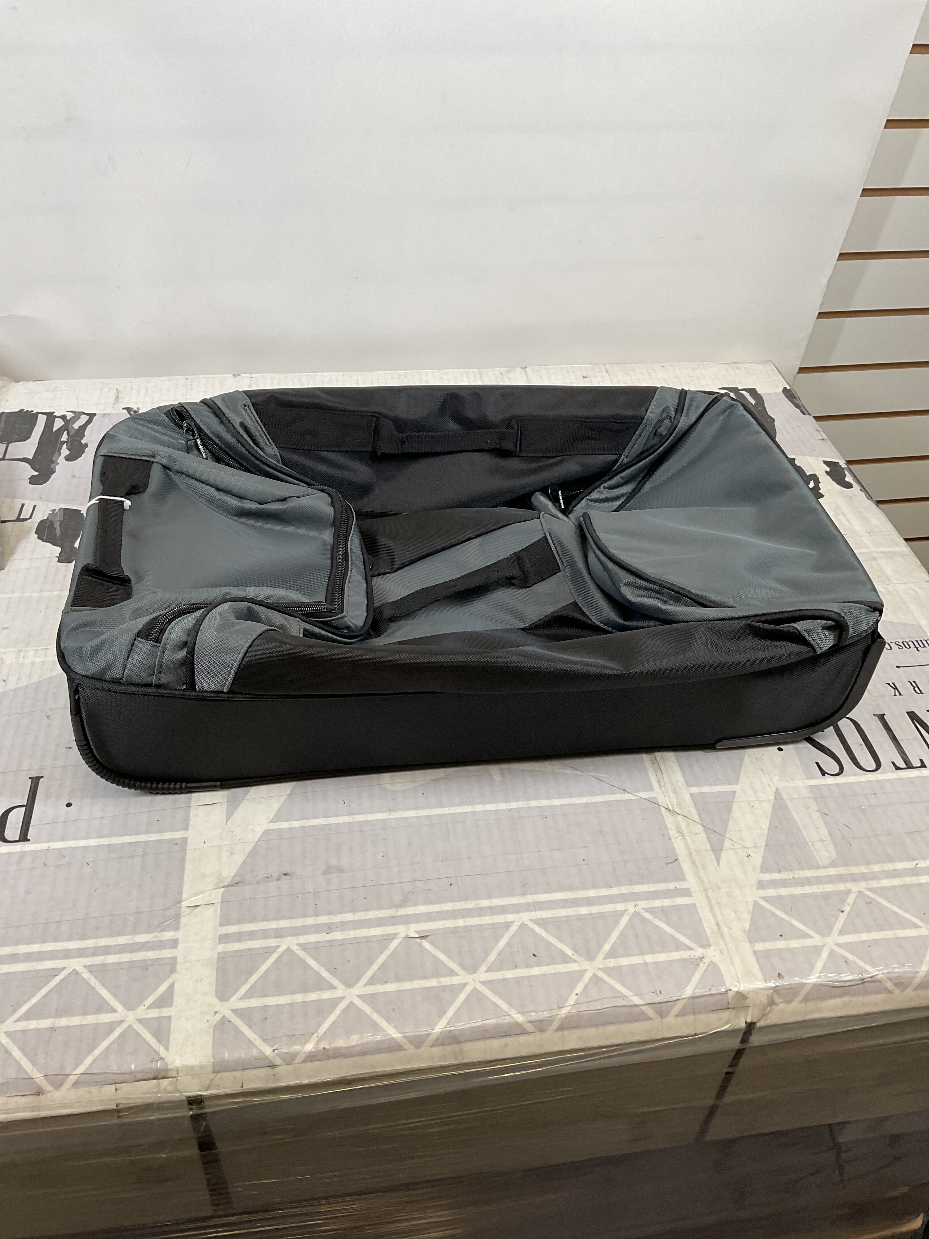 Samsonite Andante 2 Wheeled 22-Inch Duffle ( Riverrock/Black , 22-Inch ) Riverrock/Black 22 Inch U3