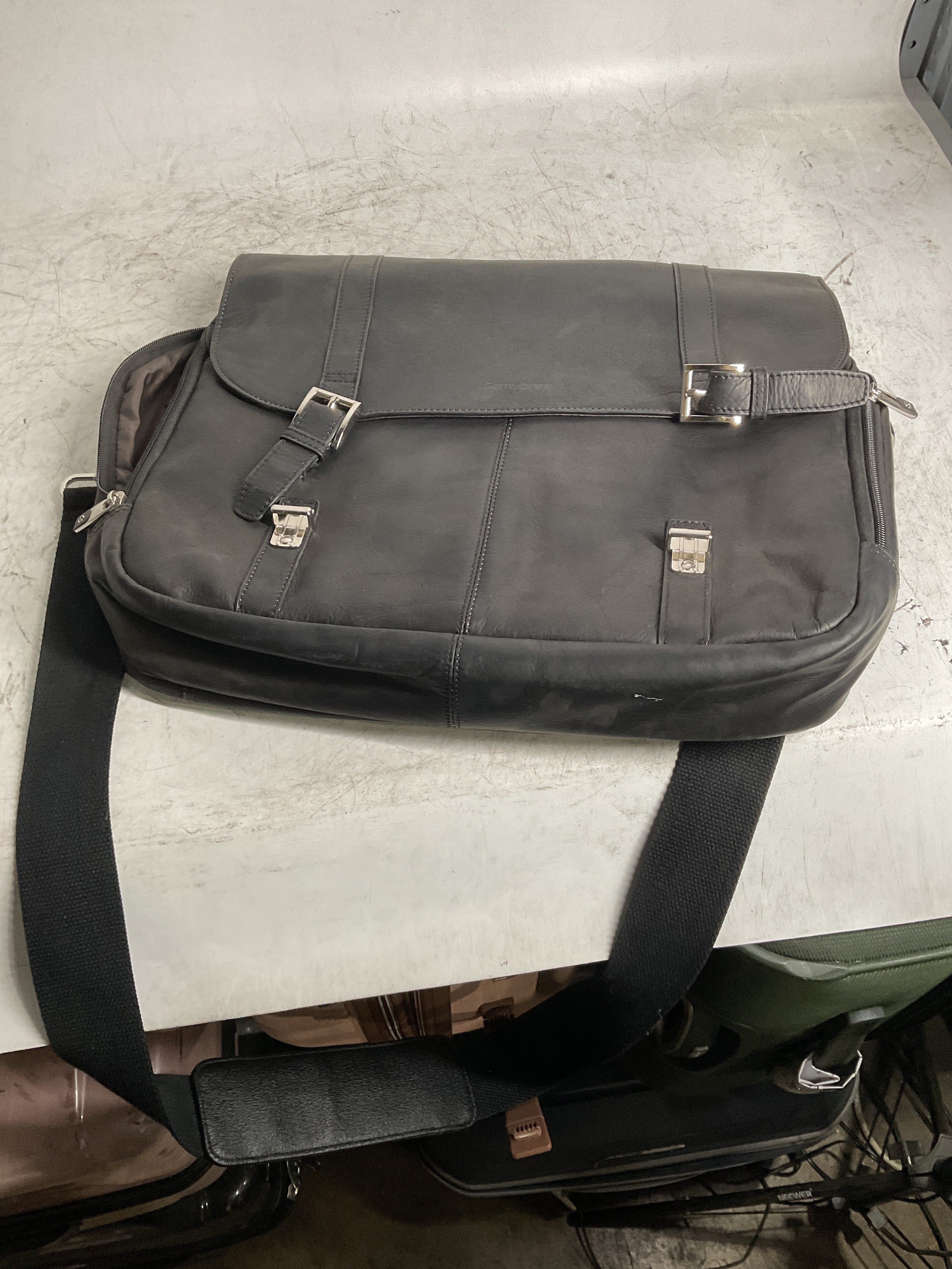 Samsonite Classic Leather Flapover ( Black , One Size ) Black One Size U2