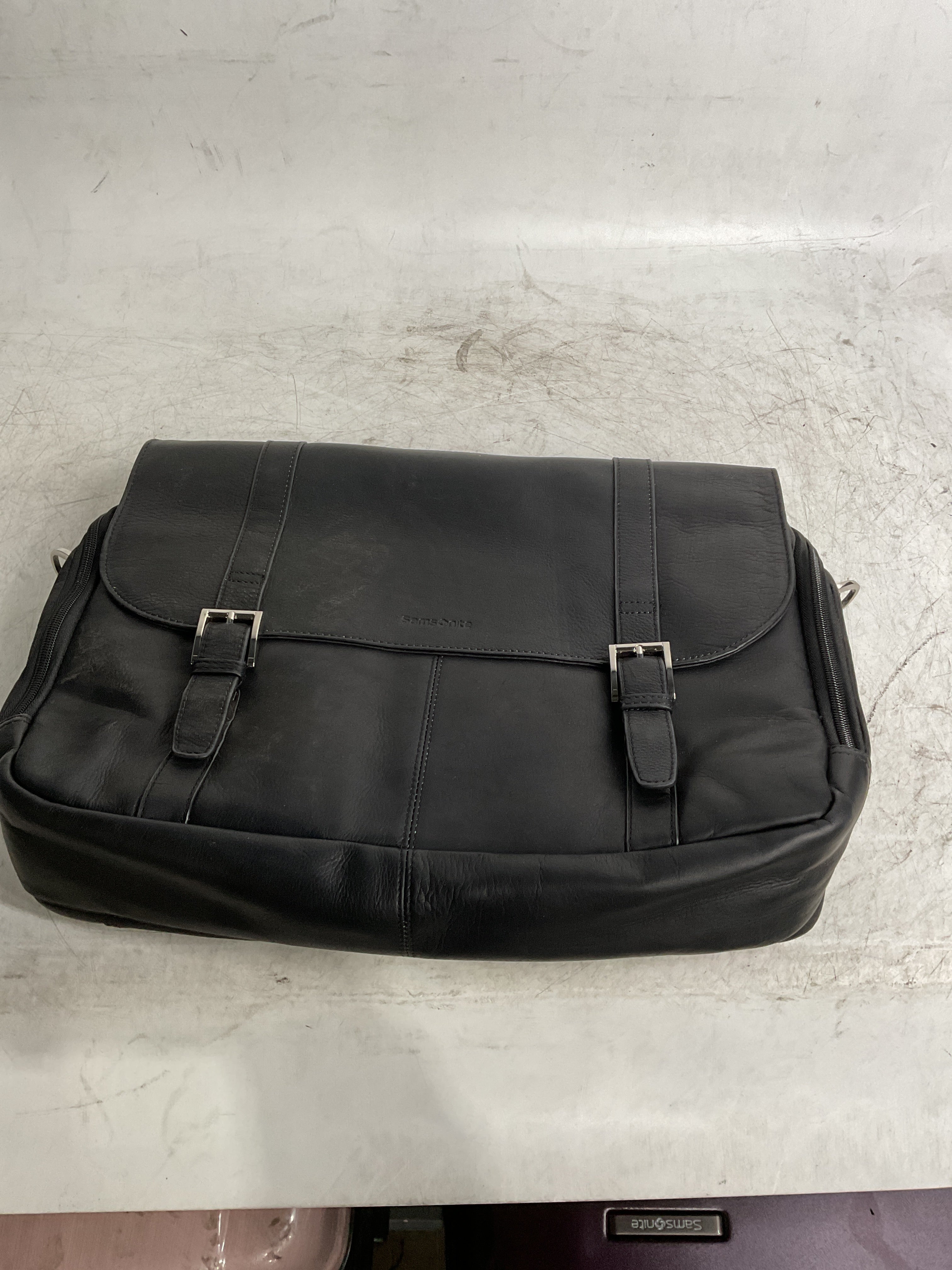 Samsonite Classic Leather Flapover ( Black , One Size ) Black One Size U3