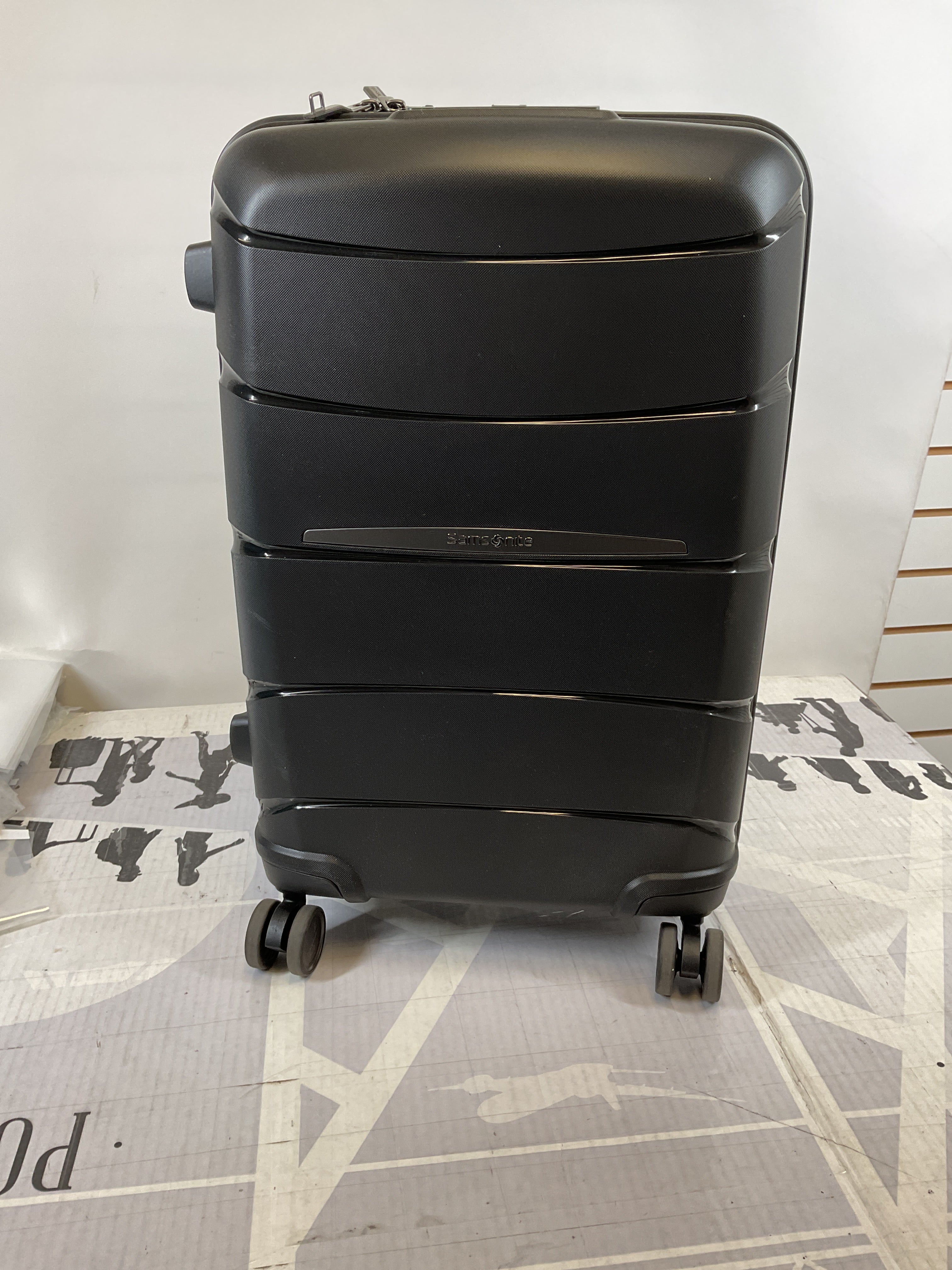 Samsonite Outline Pro Carry-On Spinner ( Midnight Black , One Size ) Midnight Black One Size U5